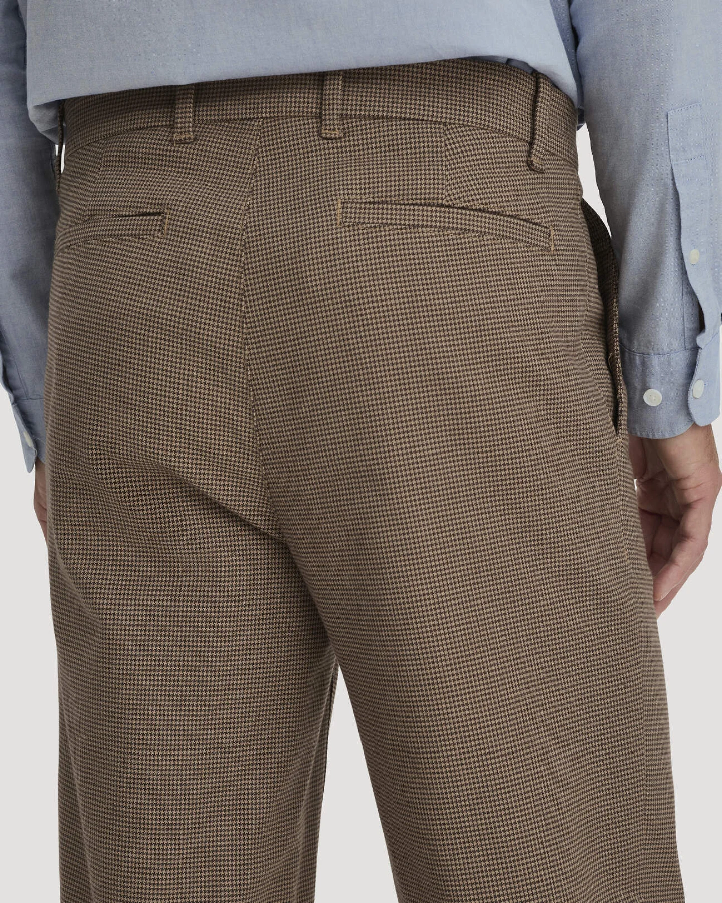 hessnatur Herren Chino RON Relaxed aus Bio-Baumwolle - braun - Größe 33/34 – Ansicht 3