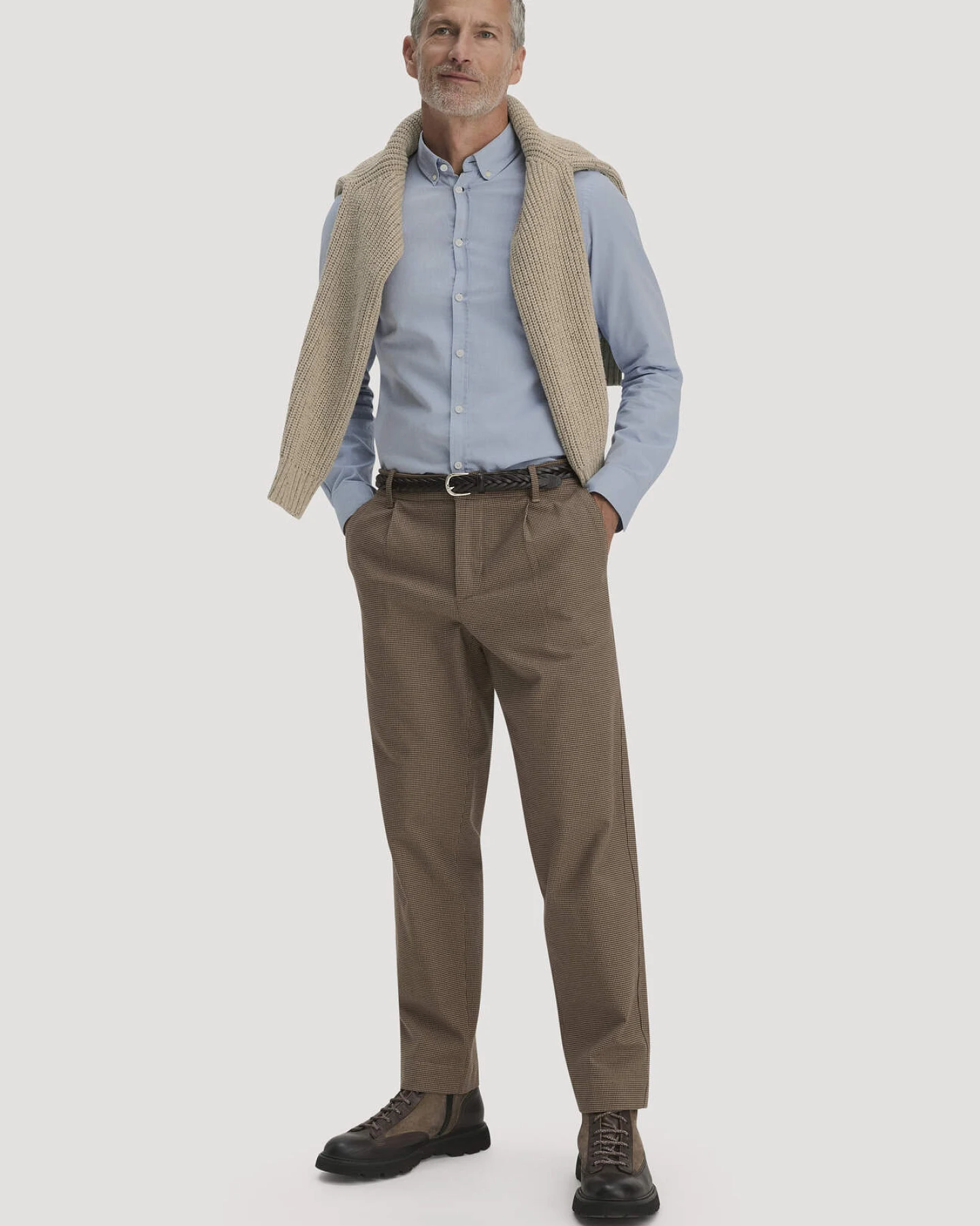 hessnatur Herren Chino RON Relaxed aus Bio-Baumwolle - braun - Größe 38/34 – Ansicht 4
