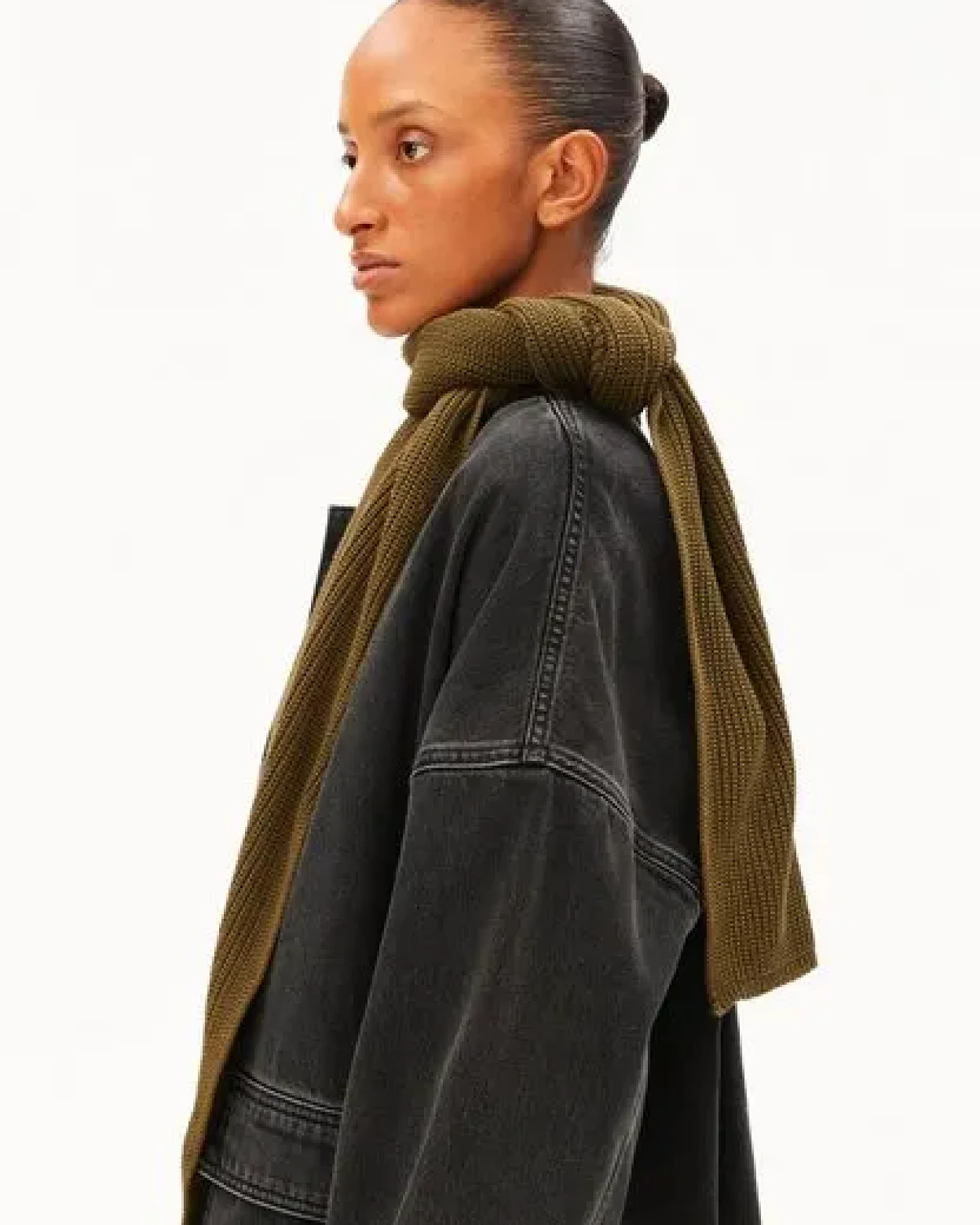 ARMEDANGELS ICONIC Å CLAASAS Unisex Schal aus Bio-Baumwolle – Ansicht 3