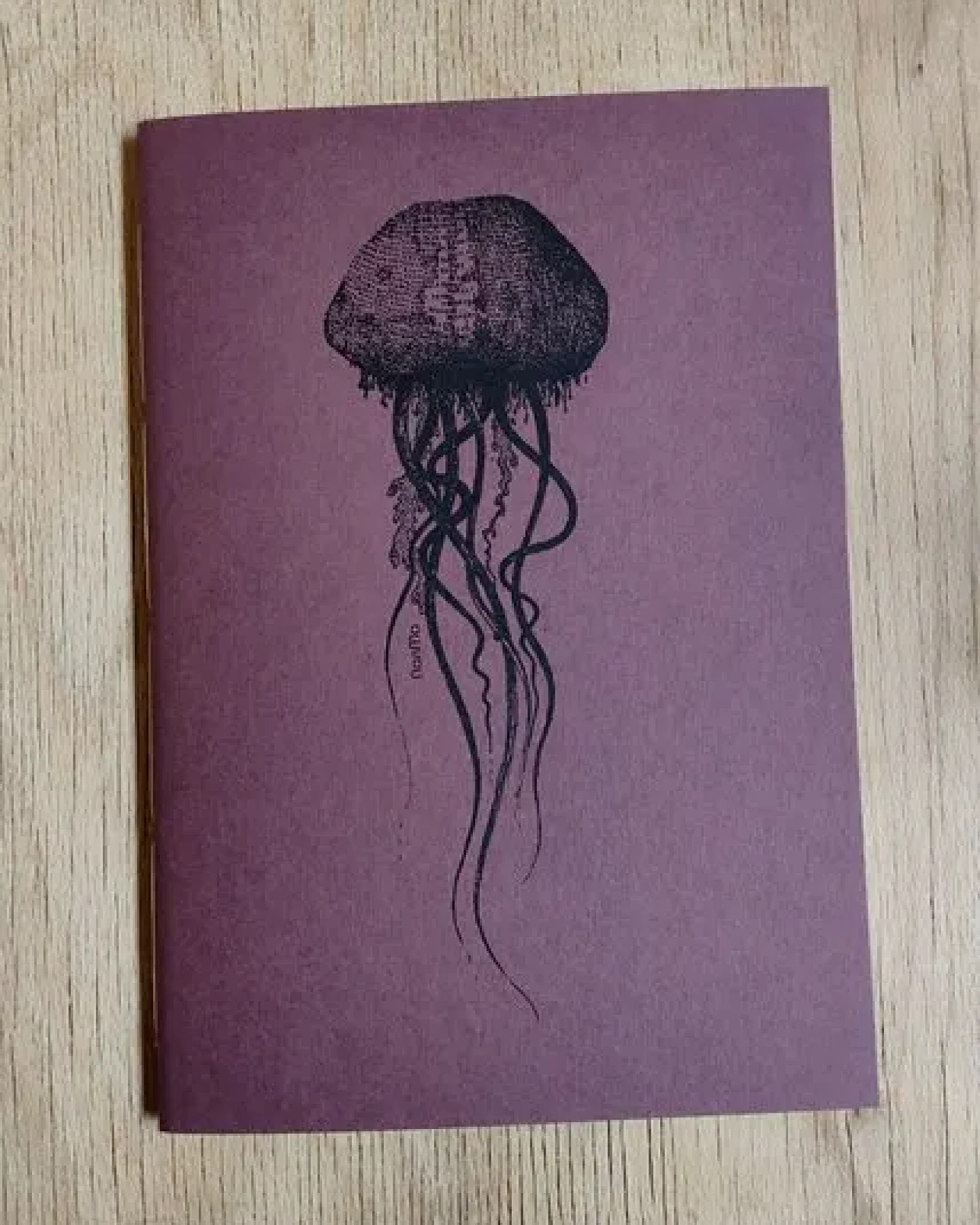 NanMa Handgebundenes Notizbuch „Qualle“ – In Österreich bedrucktes Skizzenbuch für Zeichnen und Journaling – Ansicht 3