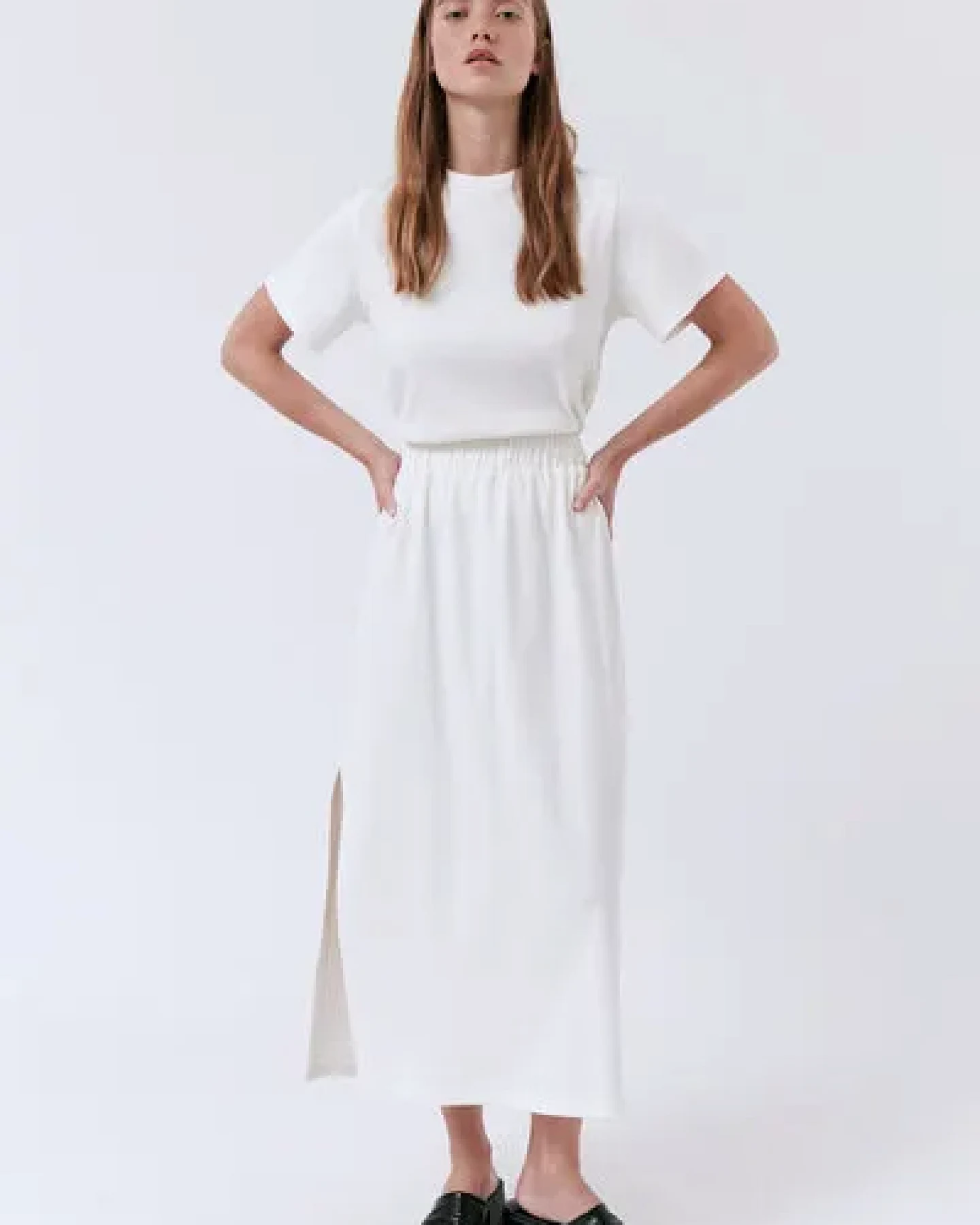 amt.studio "Bahia Skirt" Jersey Rock Fein-Ripp Midirock mit Gummibund – Ansicht 4