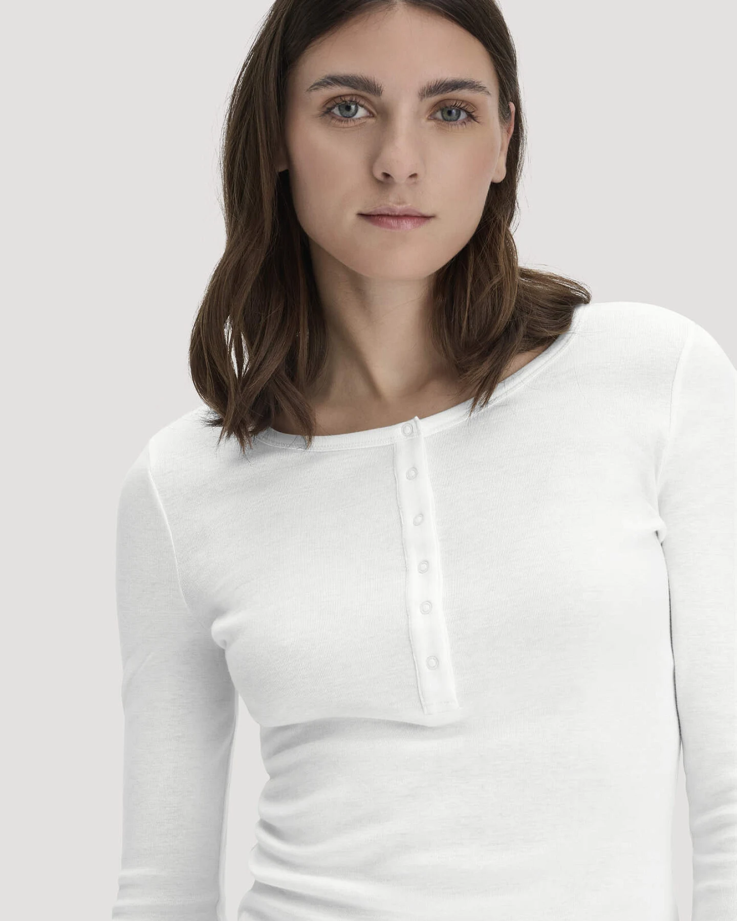 hessnatur Damen Softrib Longsleeve Henley Fitted aus Bio-Baumwolle und Tencel™ Modal - weiß - Größe 42 – Ansicht 4