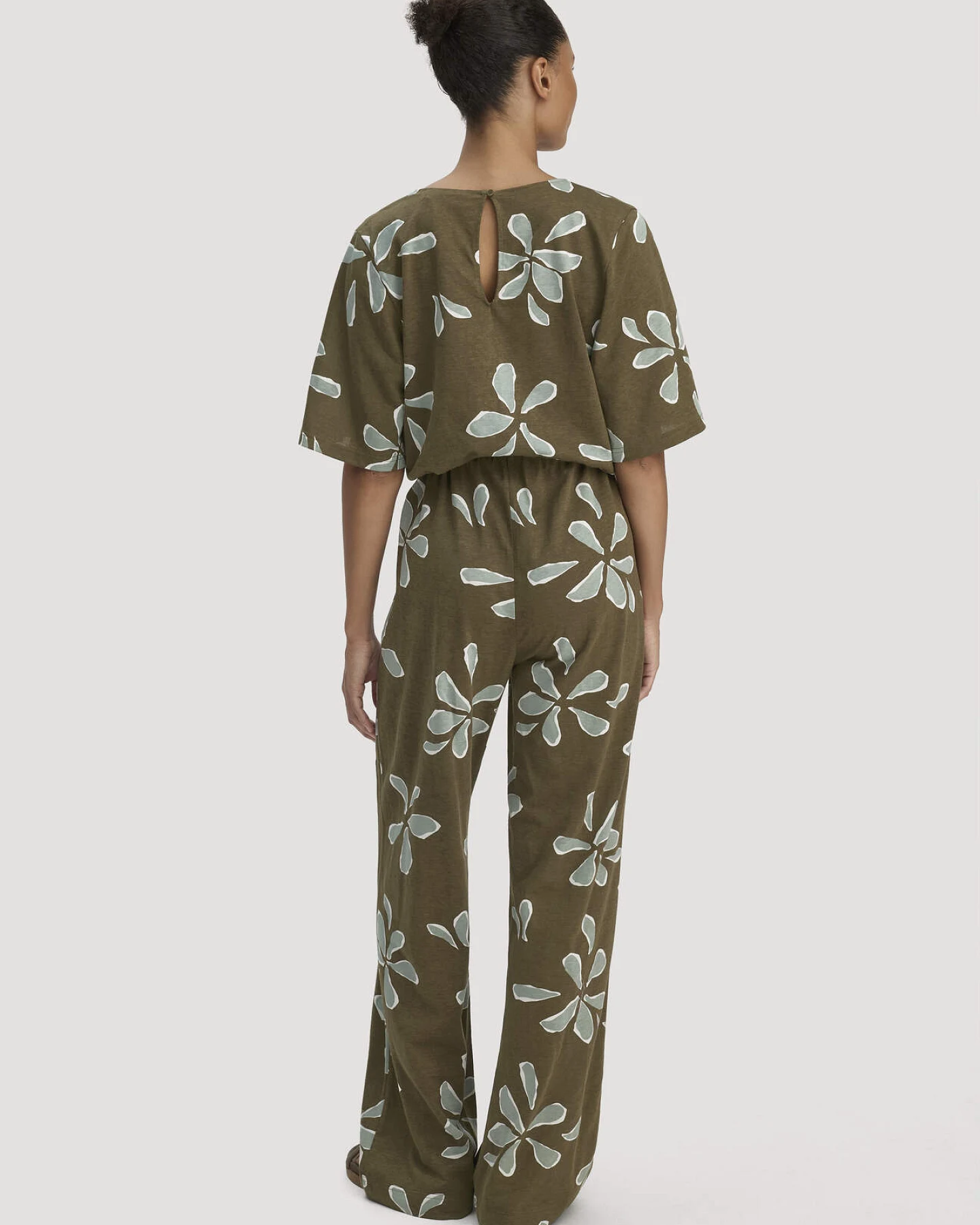 hessnatur Damen Print Jersey Overall Relaxed aus Bio-Baumwolle - grün - Größe 48 – Ansicht 2