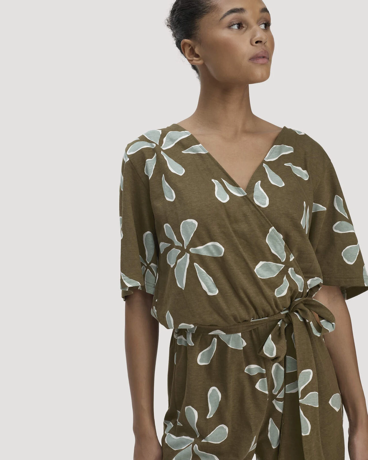 hessnatur Damen Print Jersey Overall Relaxed aus Bio-Baumwolle - grün - Größe 48 – Ansicht 3