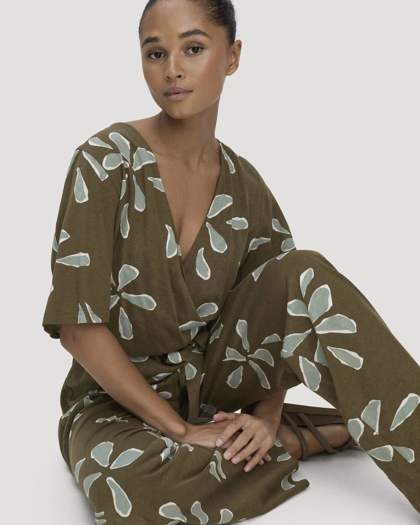 hessnatur Damen Print Jersey Overall Relaxed aus Bio-Baumwolle - grün - Größe 48 – Ansicht 4