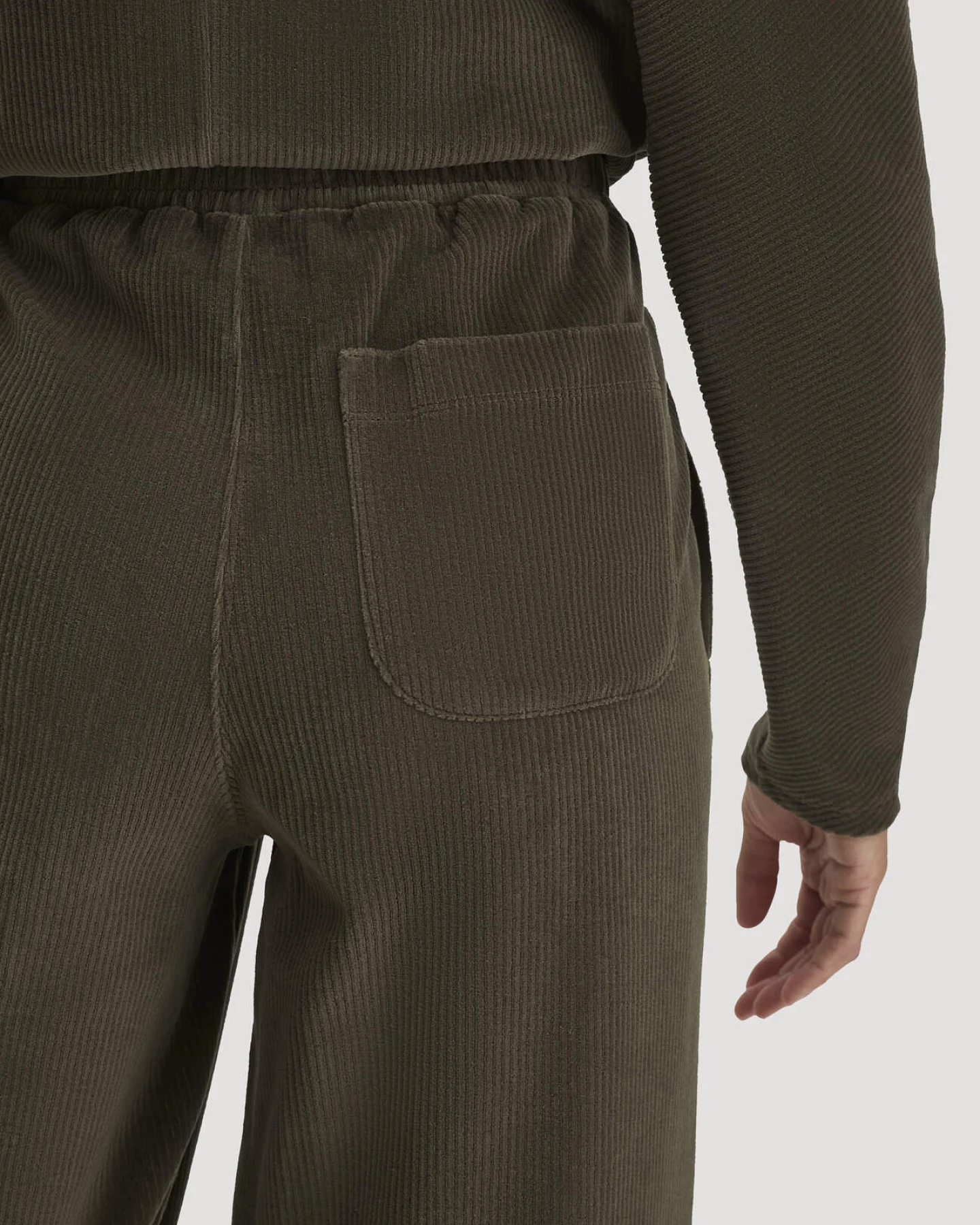 hessnatur Loungewear Hose Cordstretch Wide Leg ACTIVE LIGHT aus Bio-Baumwolle - grün - Größe XS – Ansicht 3