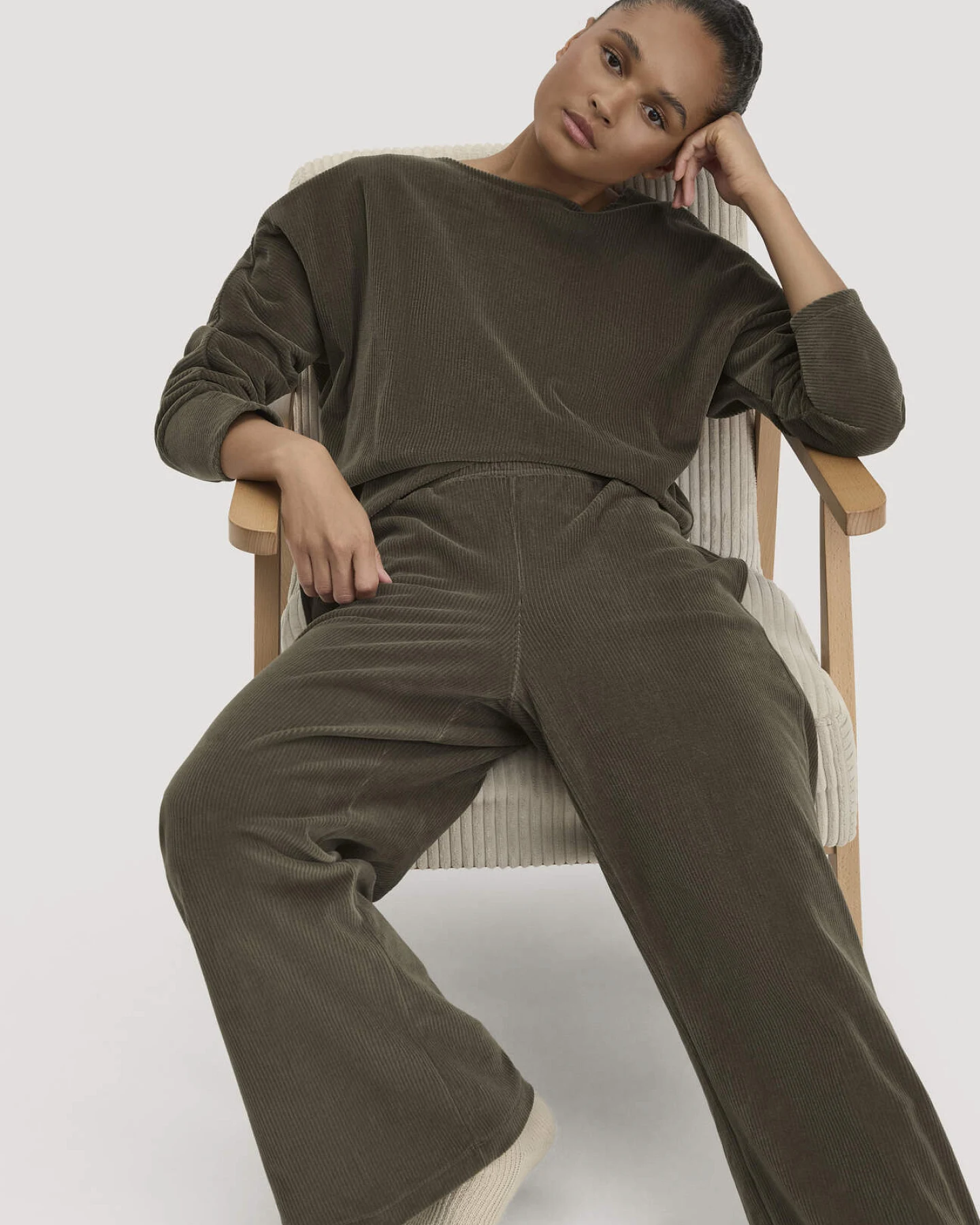 hessnatur Loungewear Hose Cordstretch Wide Leg ACTIVE LIGHT aus Bio-Baumwolle - grün - Größe XS – Ansicht 4