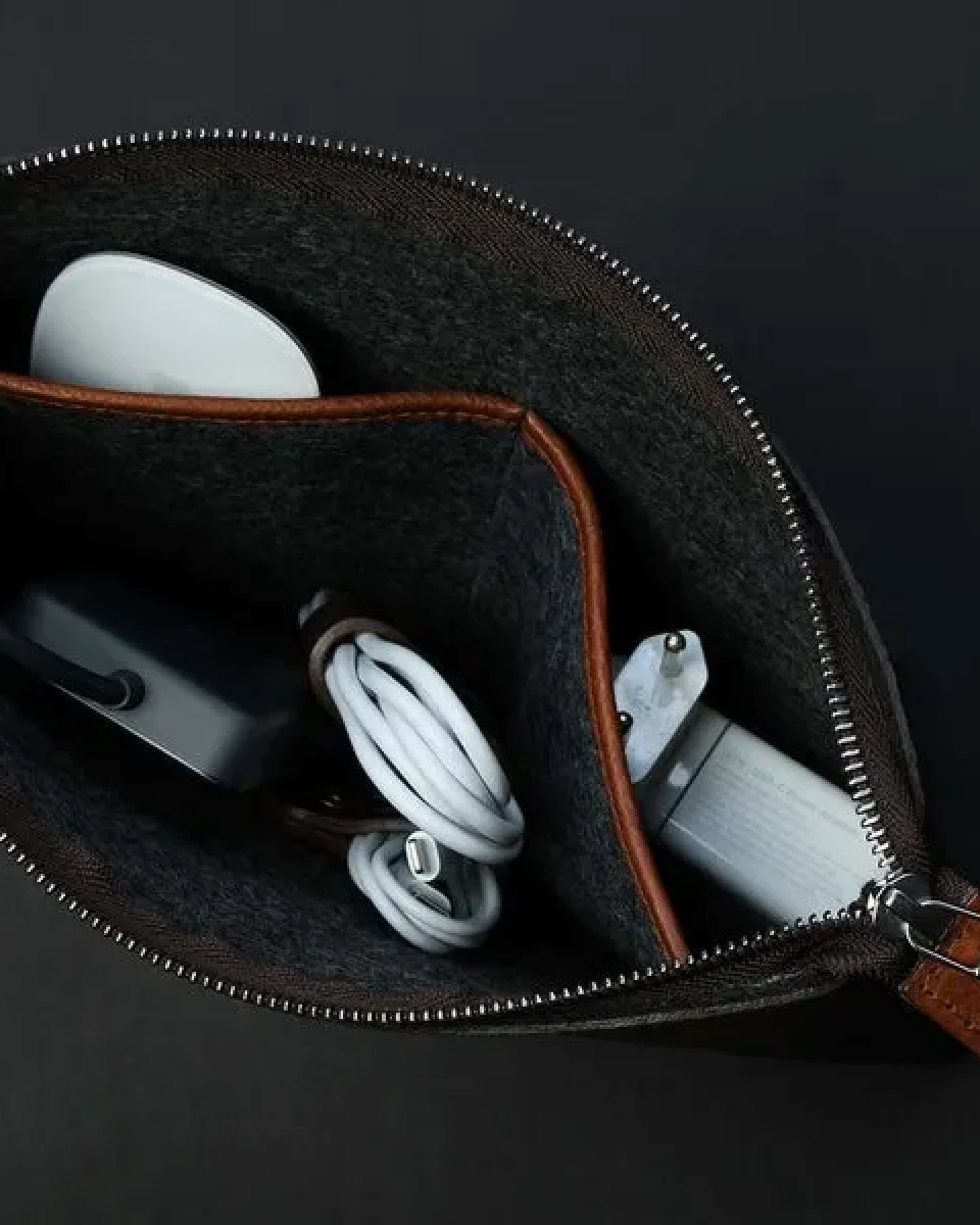 GOOD WILHELM Kabeltasche und Zubehörtasche aus Vachetta Leder (vegetabil gegerbt) – Ansicht 3