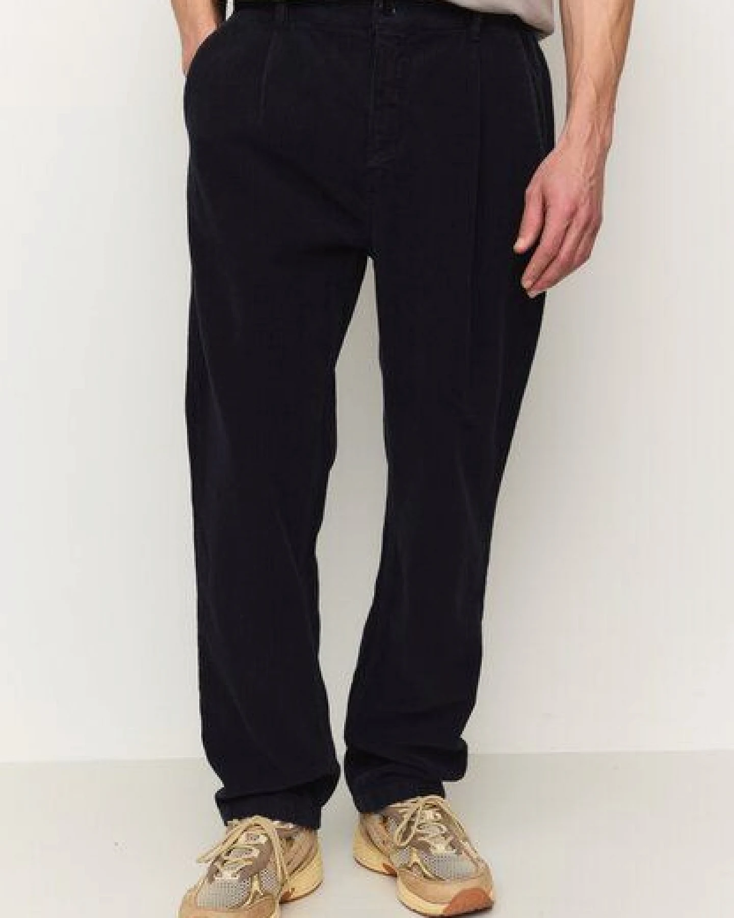 Herren Cord Chino mit Bundfalte aus recycelter Baumwolle und Bio-Baumwolle - OAK CORDUROY - recolution – Ansicht 2