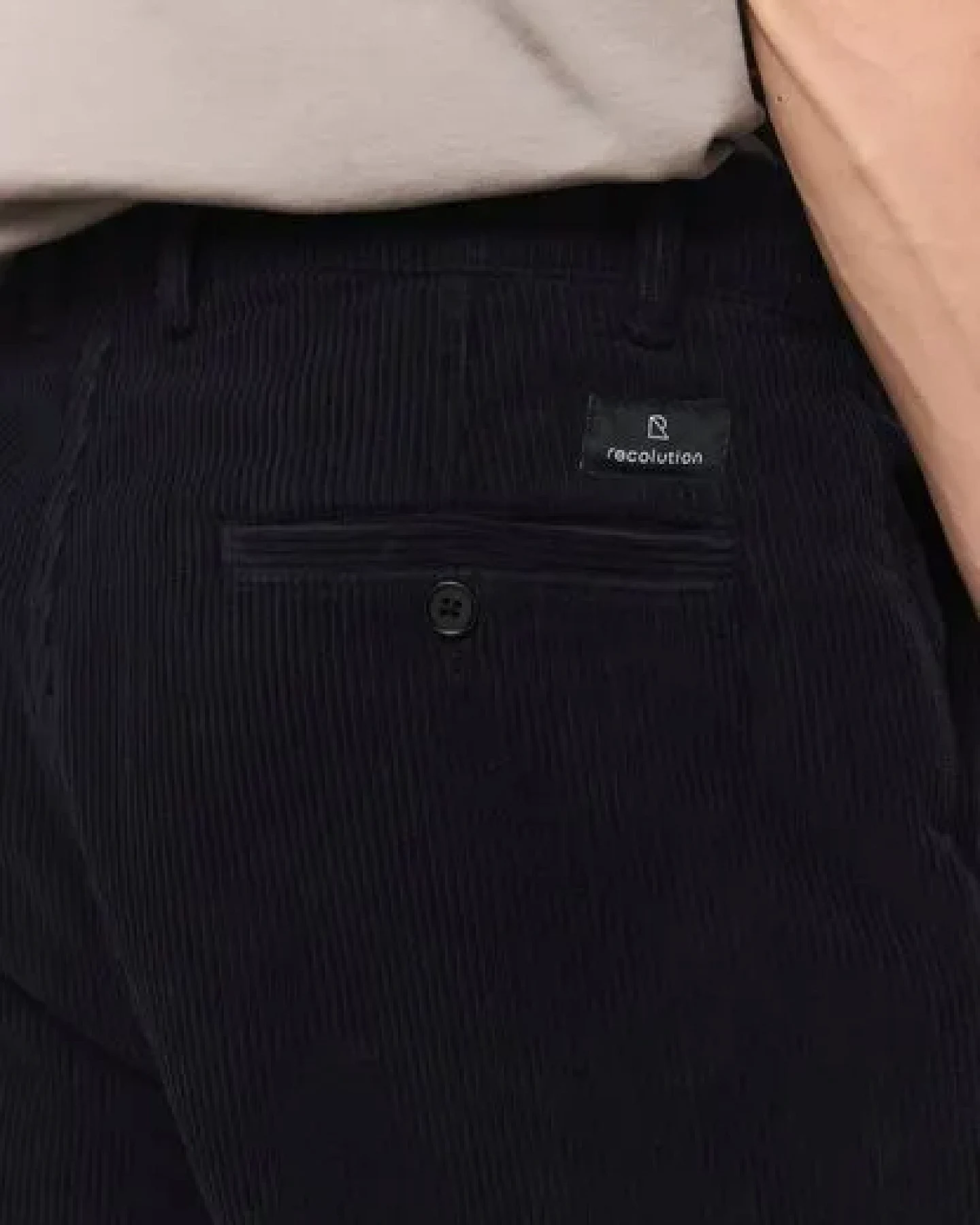 Herren Cord Chino mit Bundfalte aus recycelter Baumwolle und Bio-Baumwolle - OAK CORDUROY - recolution – Ansicht 4