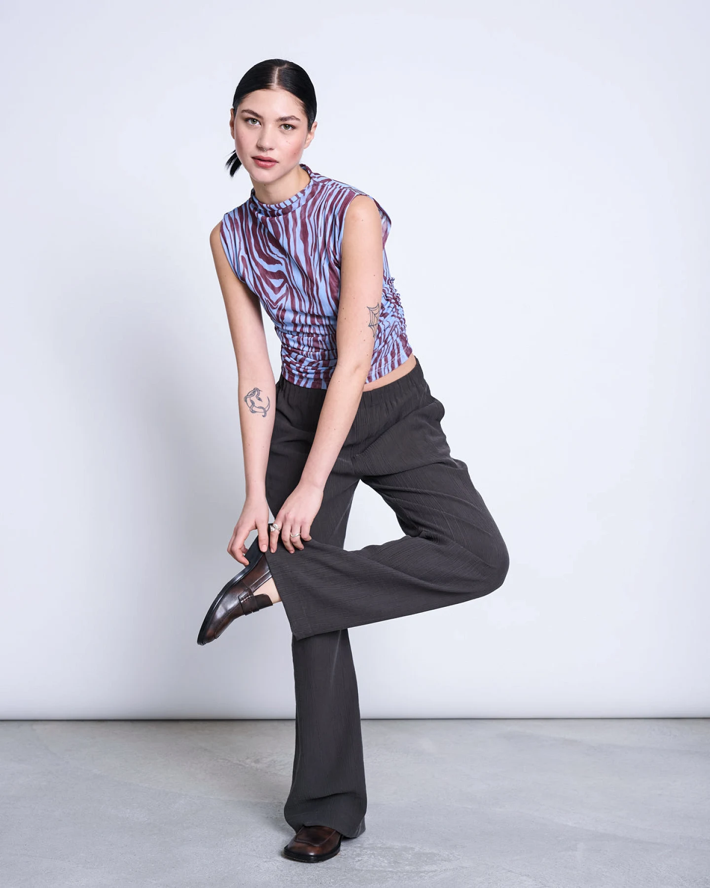 JAN 'N JUNE Damen vegan Oberteil Mit Rüschen Aus Mesh Laguna-Blau, Zebra-Print – Ansicht 2