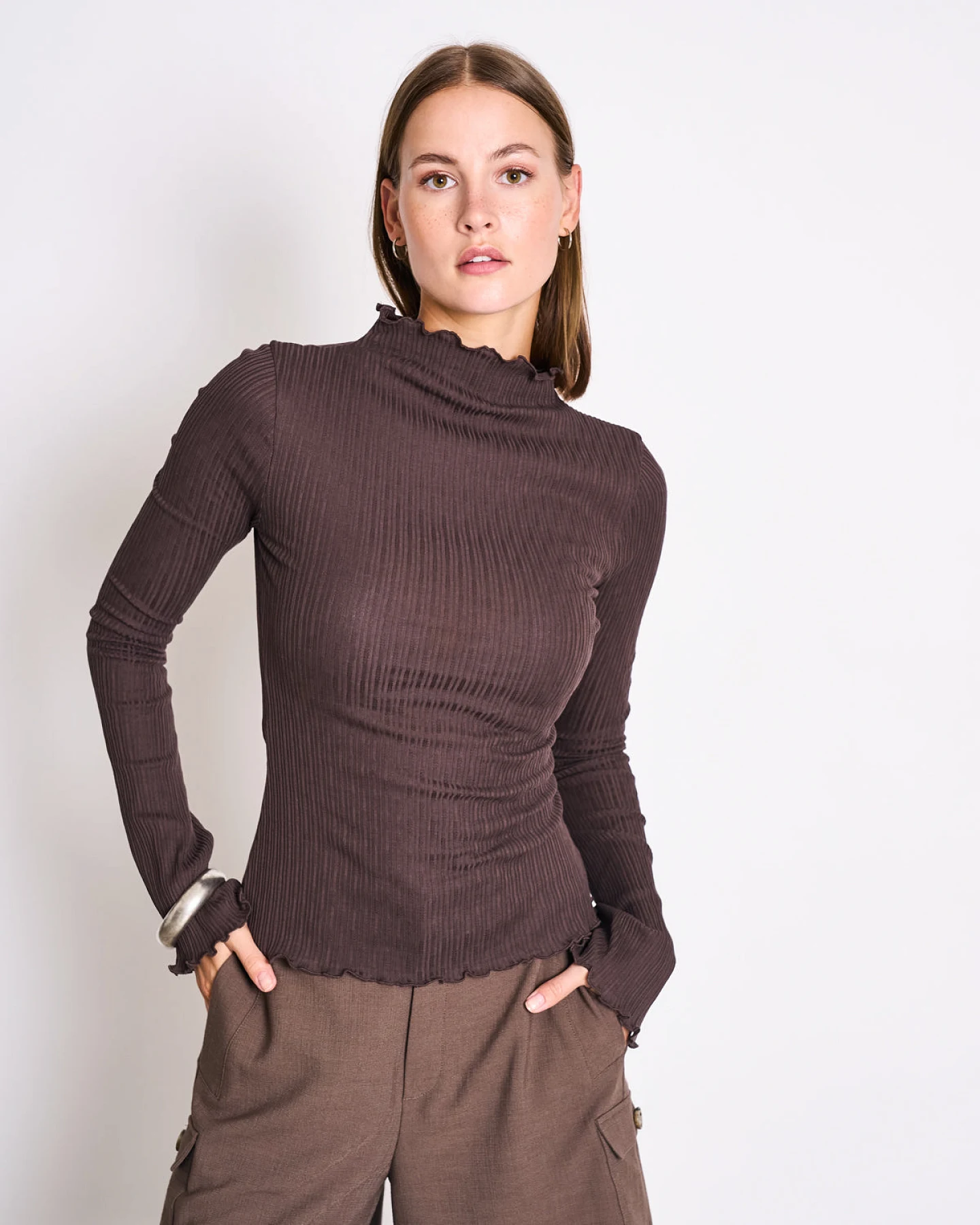 JAN 'N JUNE Damen vegan Langarmshirt Mit Erhöhtem Kragen Canna Mud Brown – Ansicht 2