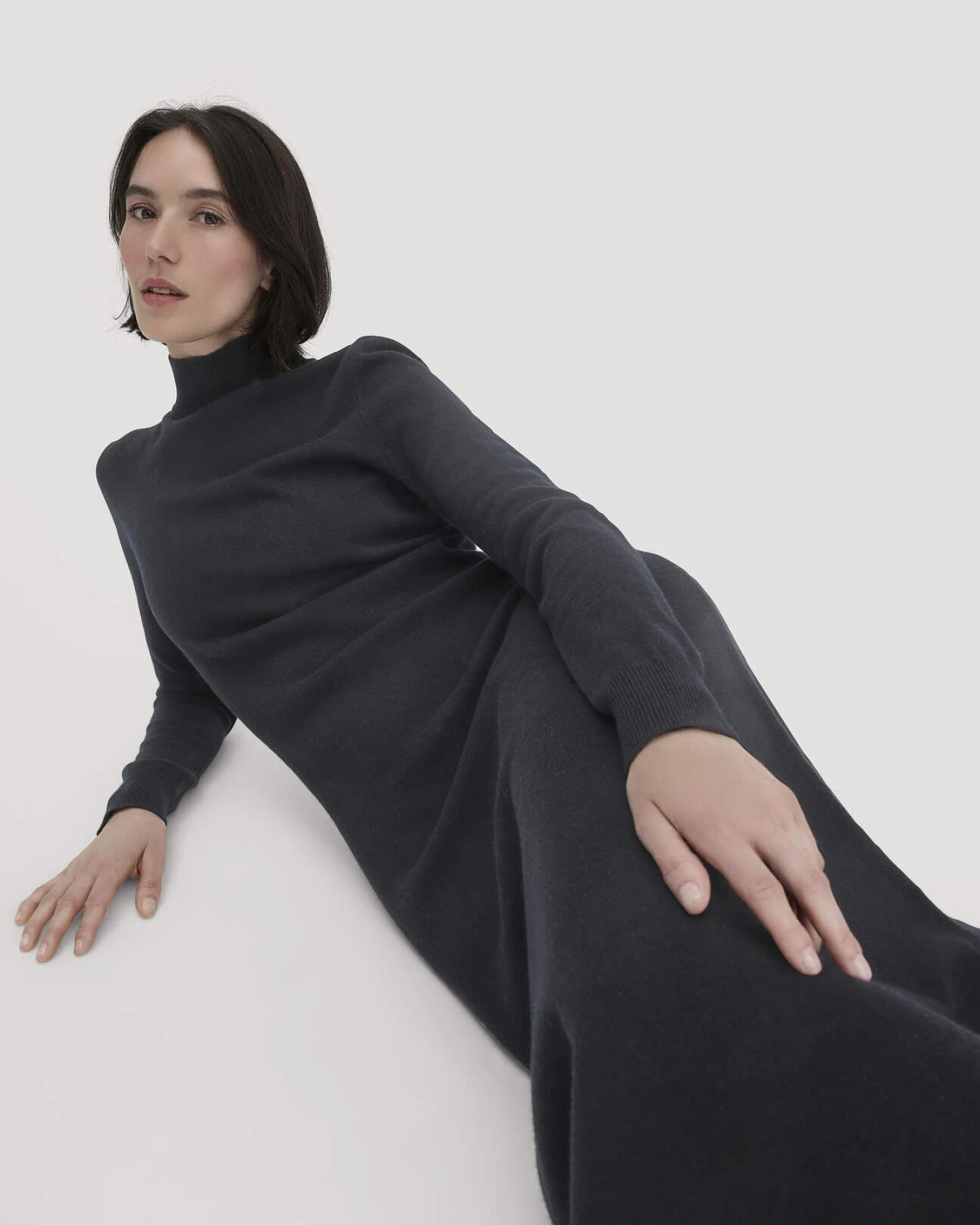 hessnatur Damen Strick Kleid Regular aus Bio-Merinowolle mit Cashmere - schwarz - Größe XS – Ansicht 4