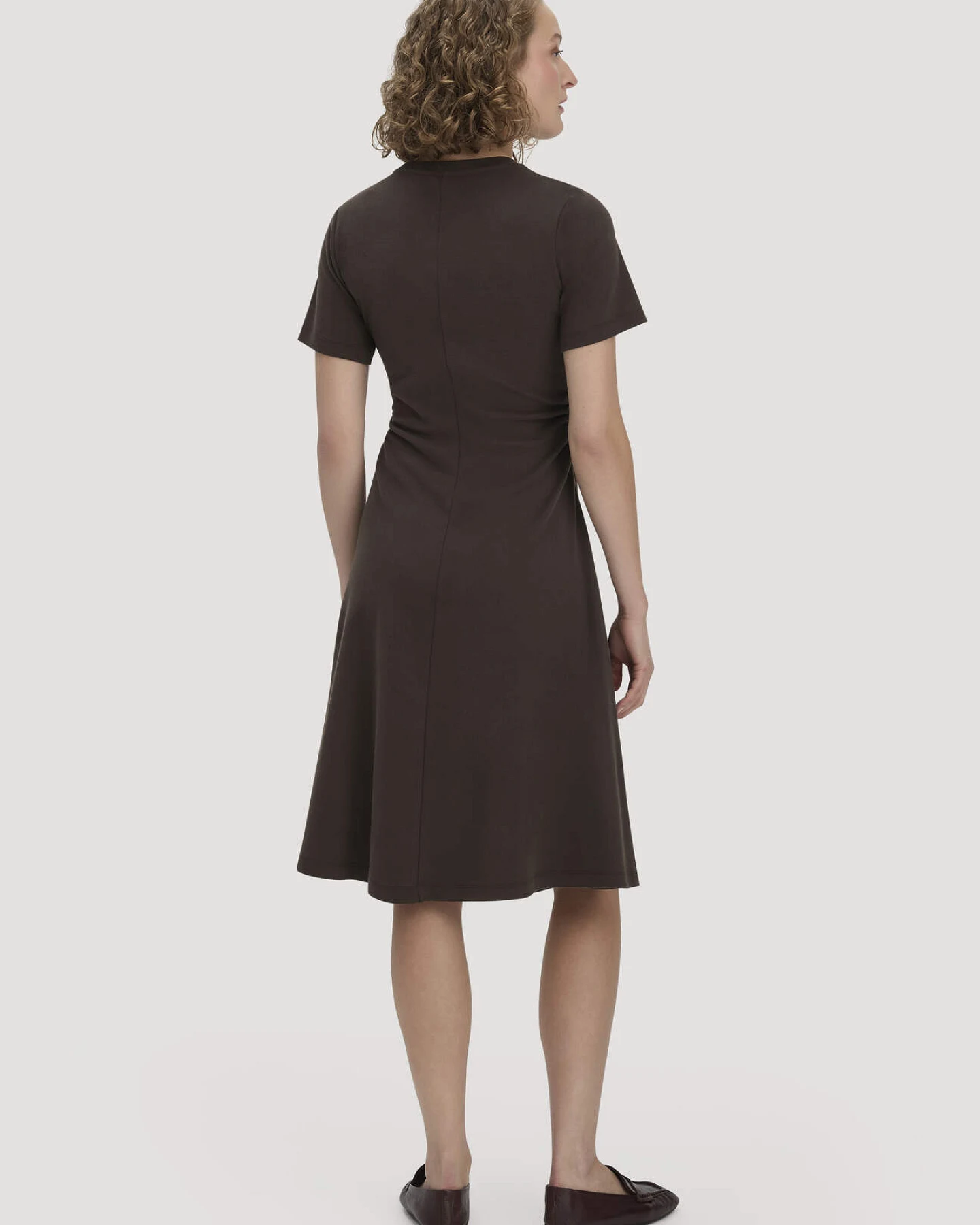 hessnatur Damen Jersey Kleid Kniebedeckend Slim aus Bio-Baumwolle - braun - Größe 48 – Ansicht 2