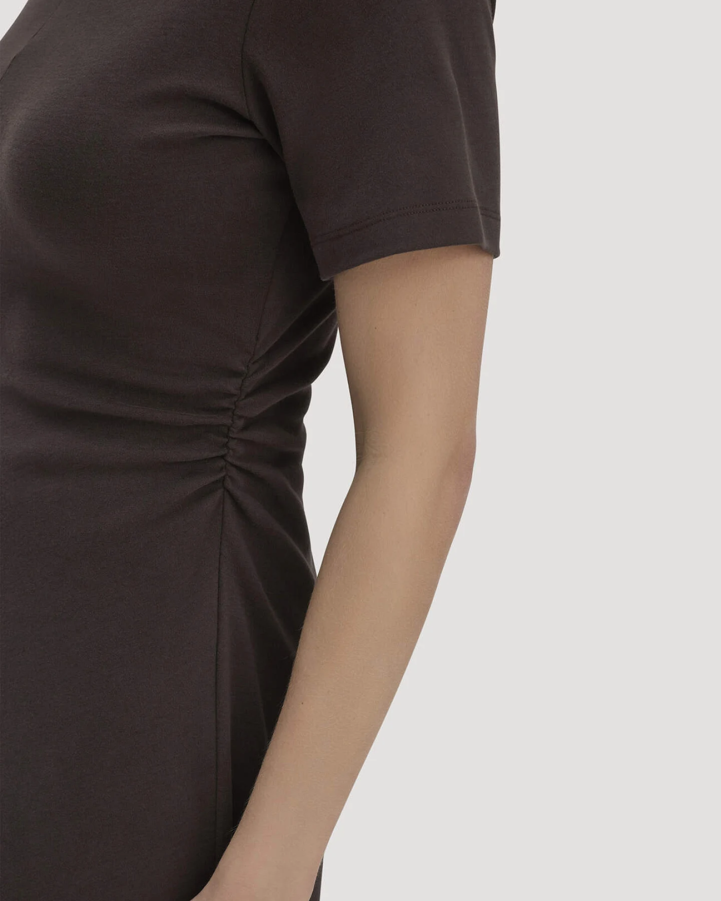 hessnatur Damen Jersey Kleid Kniebedeckend Slim aus Bio-Baumwolle - braun - Größe 48 – Ansicht 3
