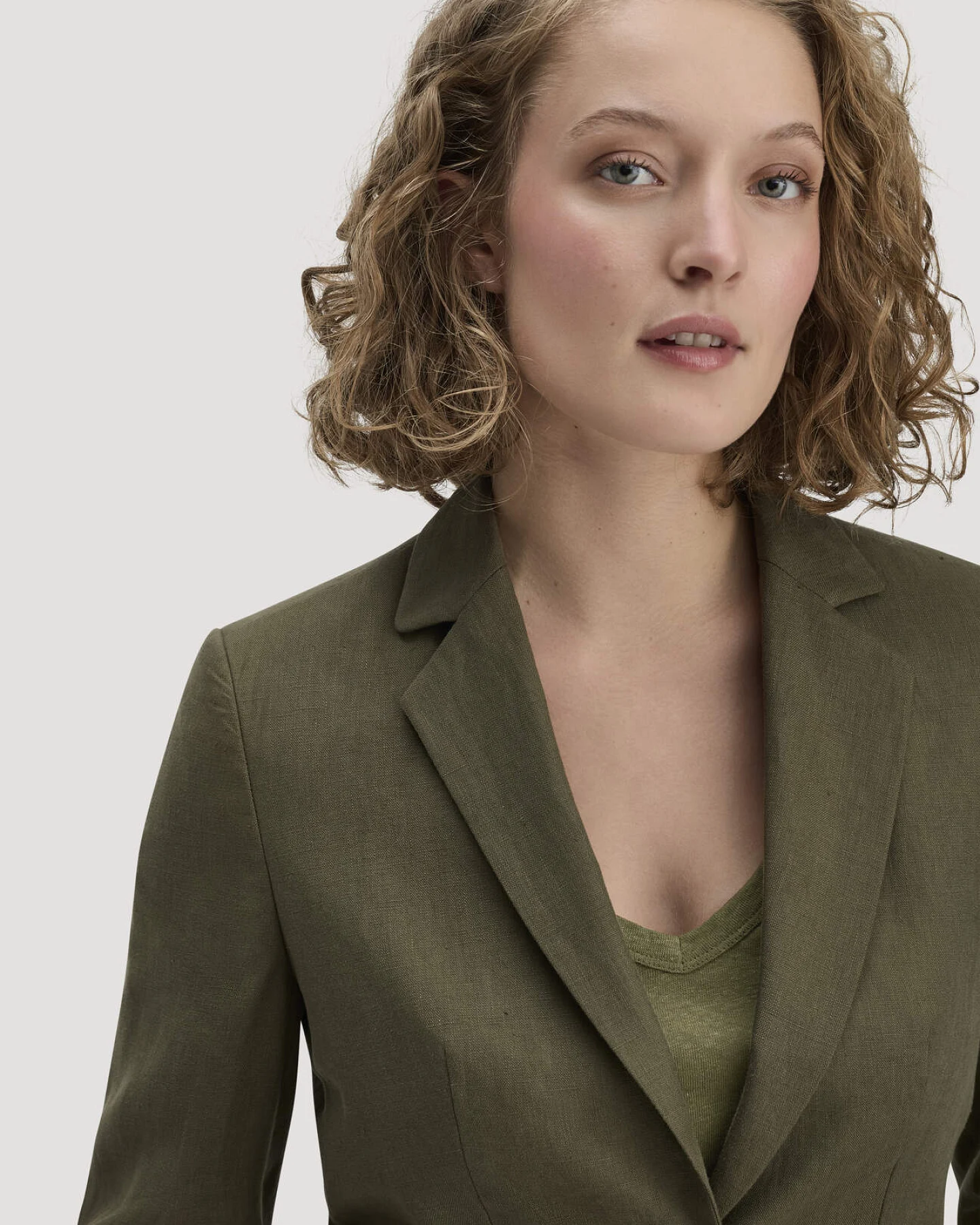 hessnatur Damen Blazer Regular aus Leinen - grün - Größe 34 – Ansicht 4