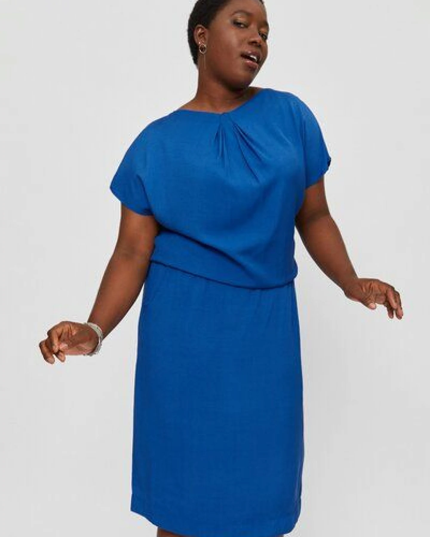 AYANI Amy | Midikleid mit Bleistiftrock und Ausschnittdetail – Ansicht 2