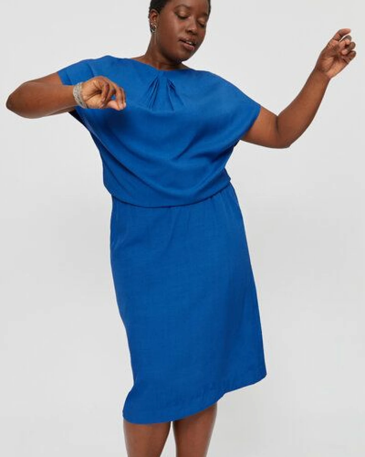 AYANI Amy | Midikleid mit Bleistiftrock und Ausschnittdetail – Ansicht 3