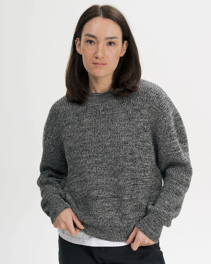 MELA Damen vegan Strickpullover Mit Rippenmuster Adah In Schwarz Mit Pfefferflecken