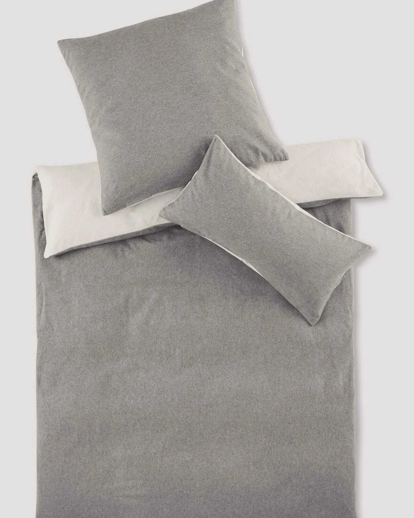 hessnatur Biber Wende-Bettwäsche-Set aus Bio-Baumwolle - grau - Größe 155x220 / 80x80 cm – Ansicht 2