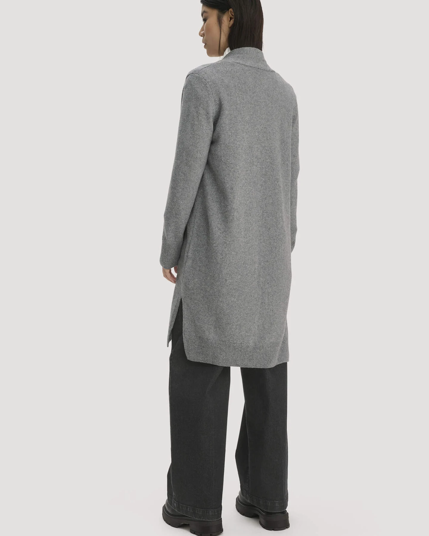hessnatur Damen Strick Jacke Relaxed aus Bio-Merinowolle mit Bio-Baumwolle - grau - Größe XS – Ansicht 2