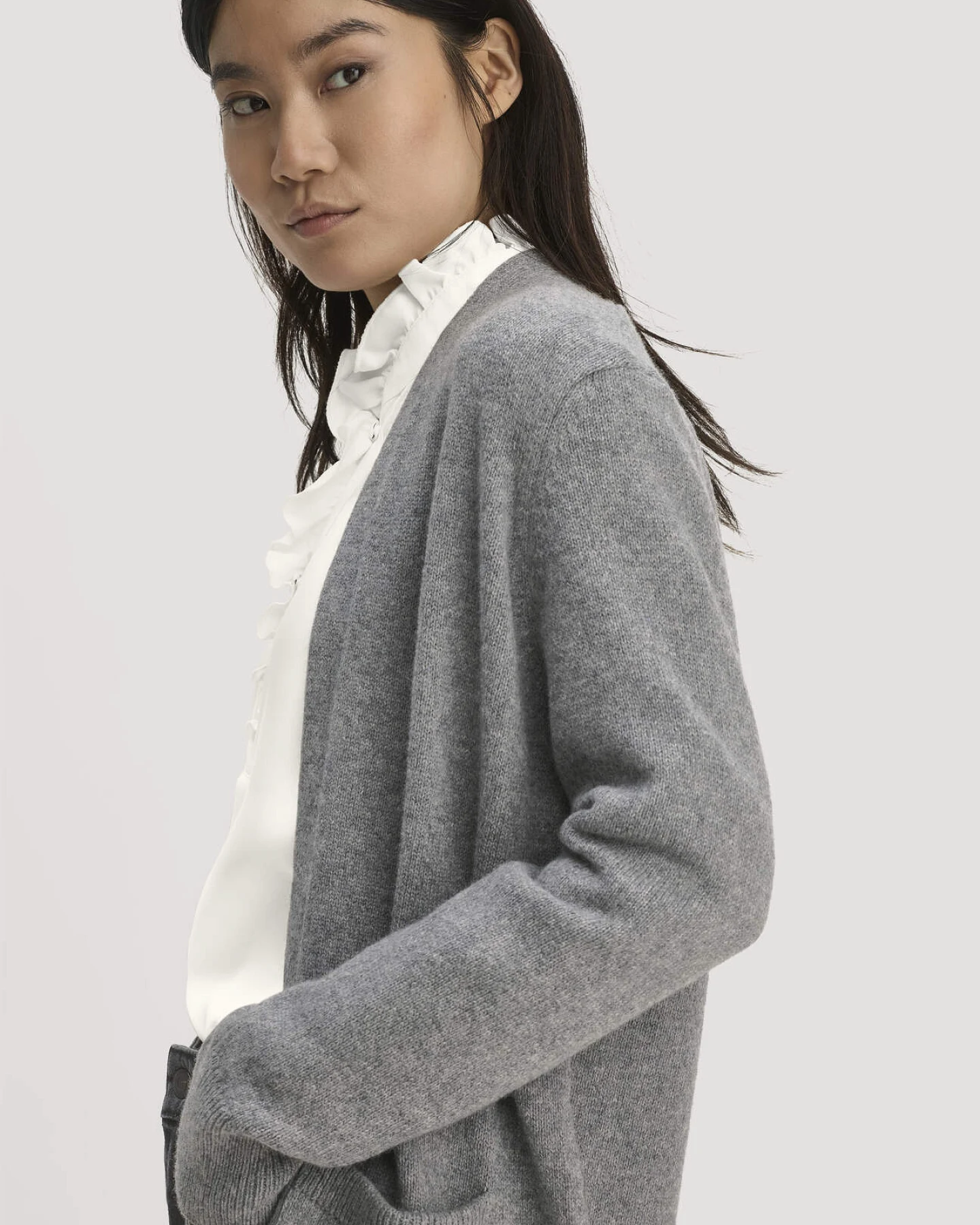 hessnatur Damen Strick Jacke Relaxed aus Bio-Merinowolle mit Bio-Baumwolle - grau - Größe XS – Ansicht 3