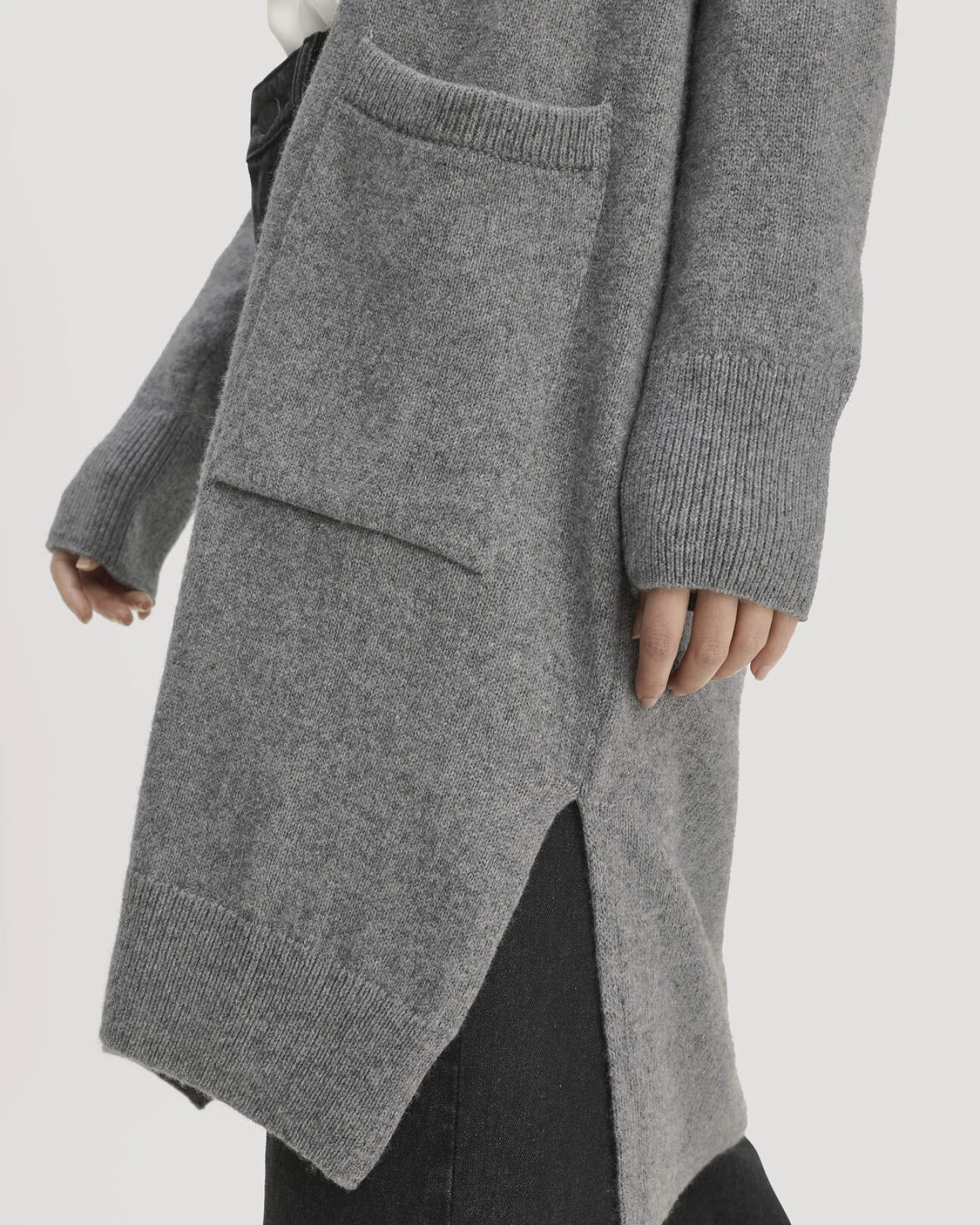 hessnatur Damen Strick Jacke Relaxed aus Bio-Merinowolle mit Bio-Baumwolle - grau - Größe XS – Ansicht 4