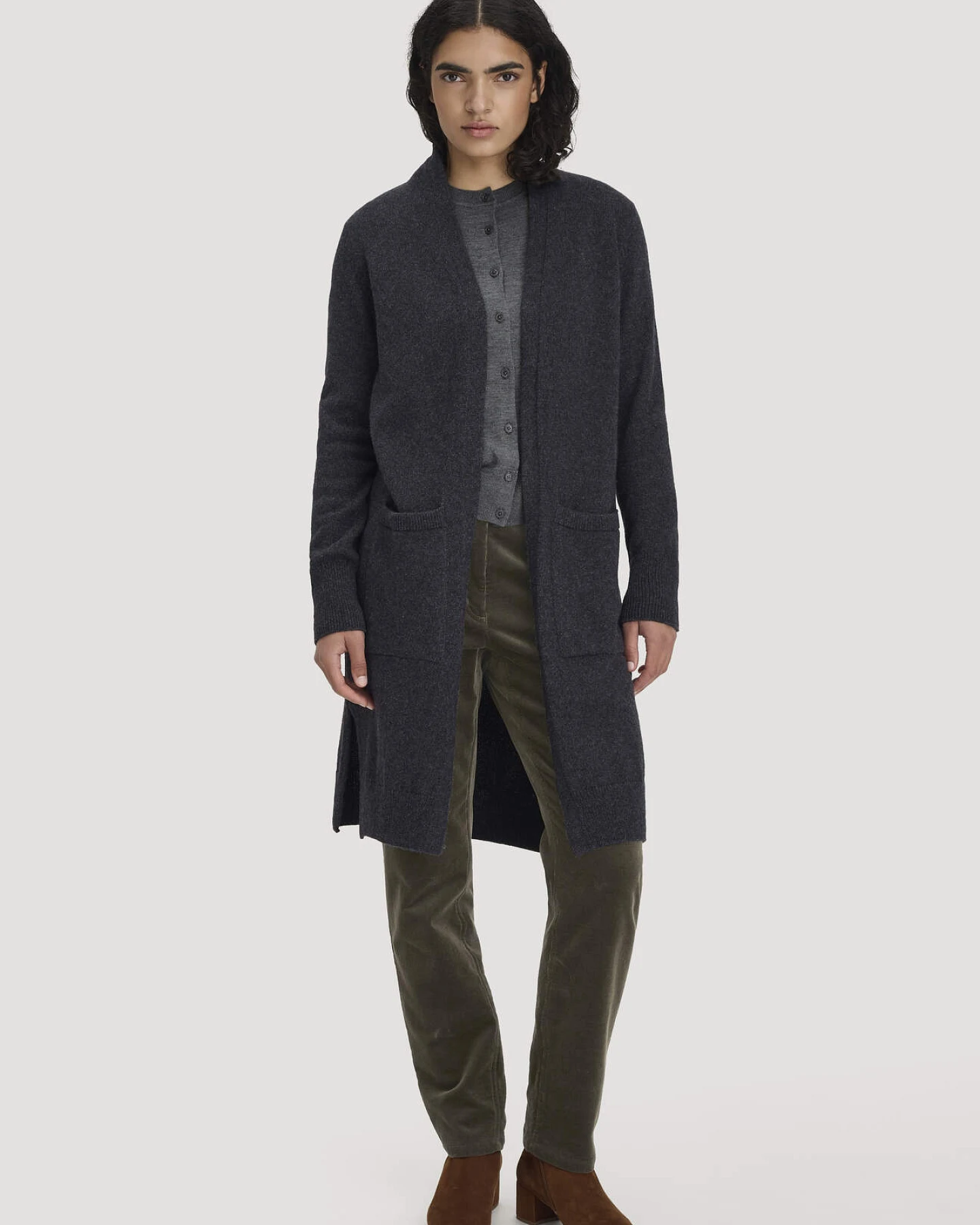 hessnatur Damen Strick Jacke Relaxed aus Bio-Merinowolle mit Bio-Baumwolle - grau - Größe XS – Ansicht 4
