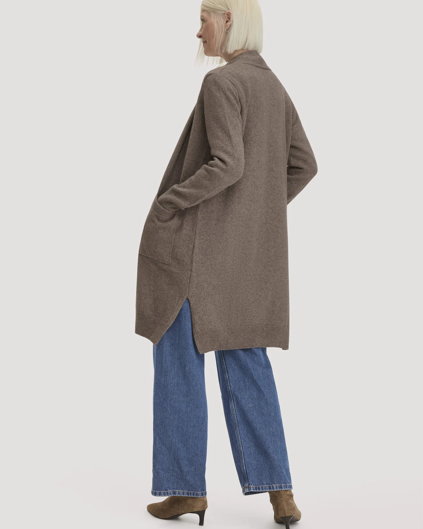 hessnatur Damen Strick Jacke Relaxed aus Bio-Merinowolle mit Bio-Baumwolle - braun - Größe XS – Ansicht 2