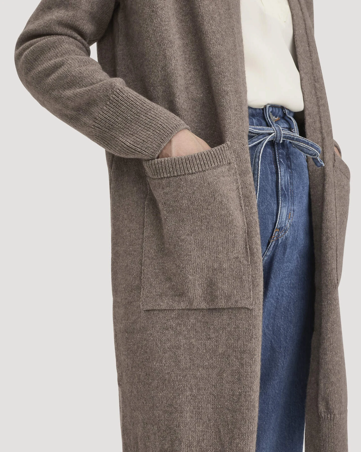 hessnatur Damen Strick Jacke Relaxed aus Bio-Merinowolle mit Bio-Baumwolle - braun - Größe XS – Ansicht 3