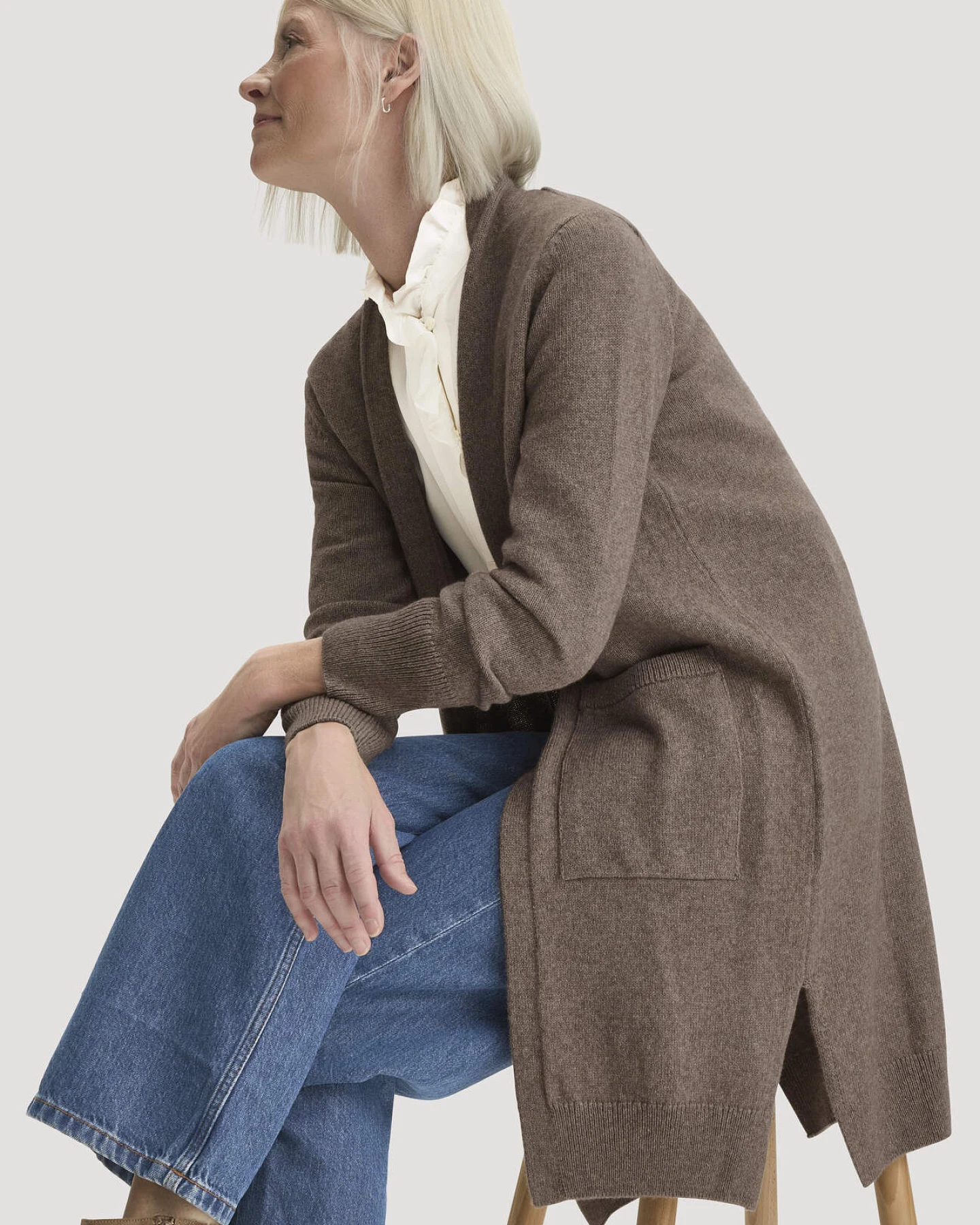 hessnatur Damen Strick Jacke Relaxed aus Bio-Merinowolle mit Bio-Baumwolle - braun - Größe XS – Ansicht 4