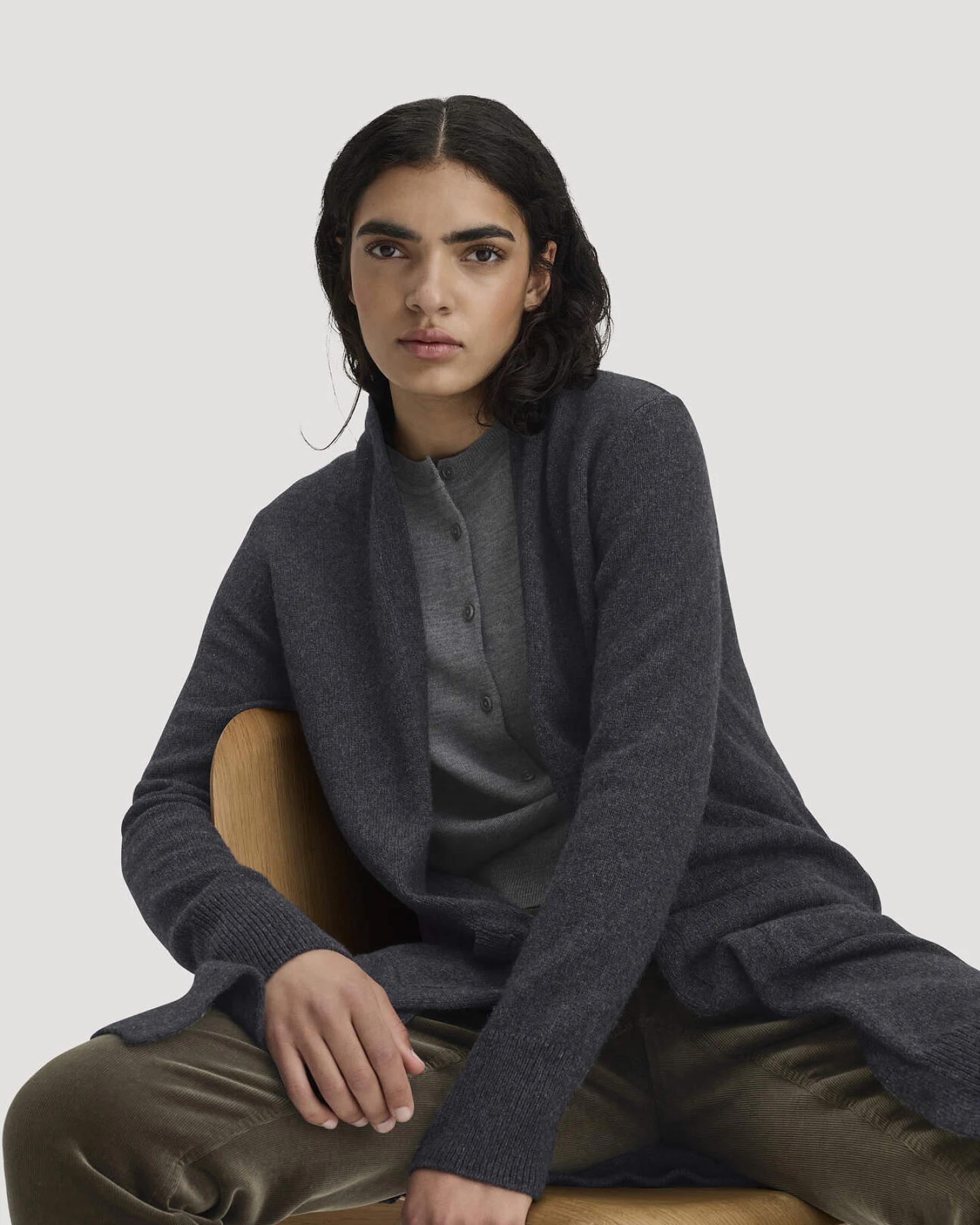 hessnatur Damen Strick Jacke Relaxed aus Bio-Merinowolle mit Bio-Baumwolle - grau - Größe S – Ansicht 3