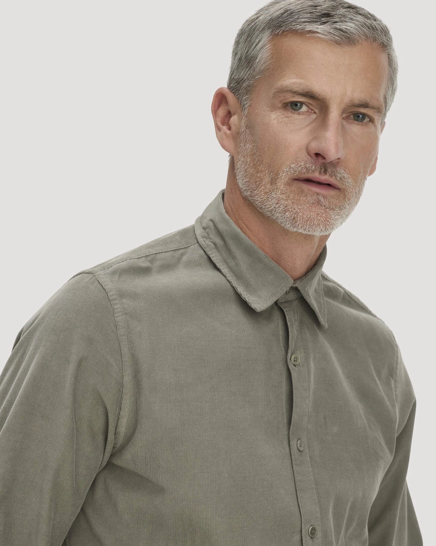 hessnatur Herren Cordhemd Regular aus Bio-Baumwolle - grün - Größe XL (43/44) – Ansicht 4