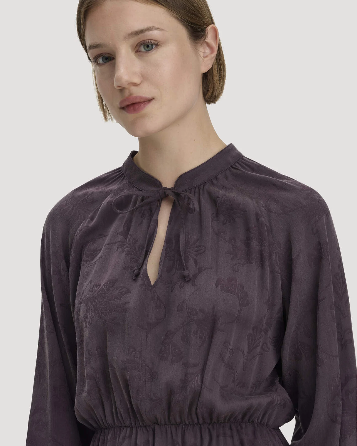 hessnatur Damen Kleid gerafft knielang aus TENCEL™ Lyocell- und LENZING™ ECOVERO™ Viskose - lila - Größe 34 – Ansicht 3