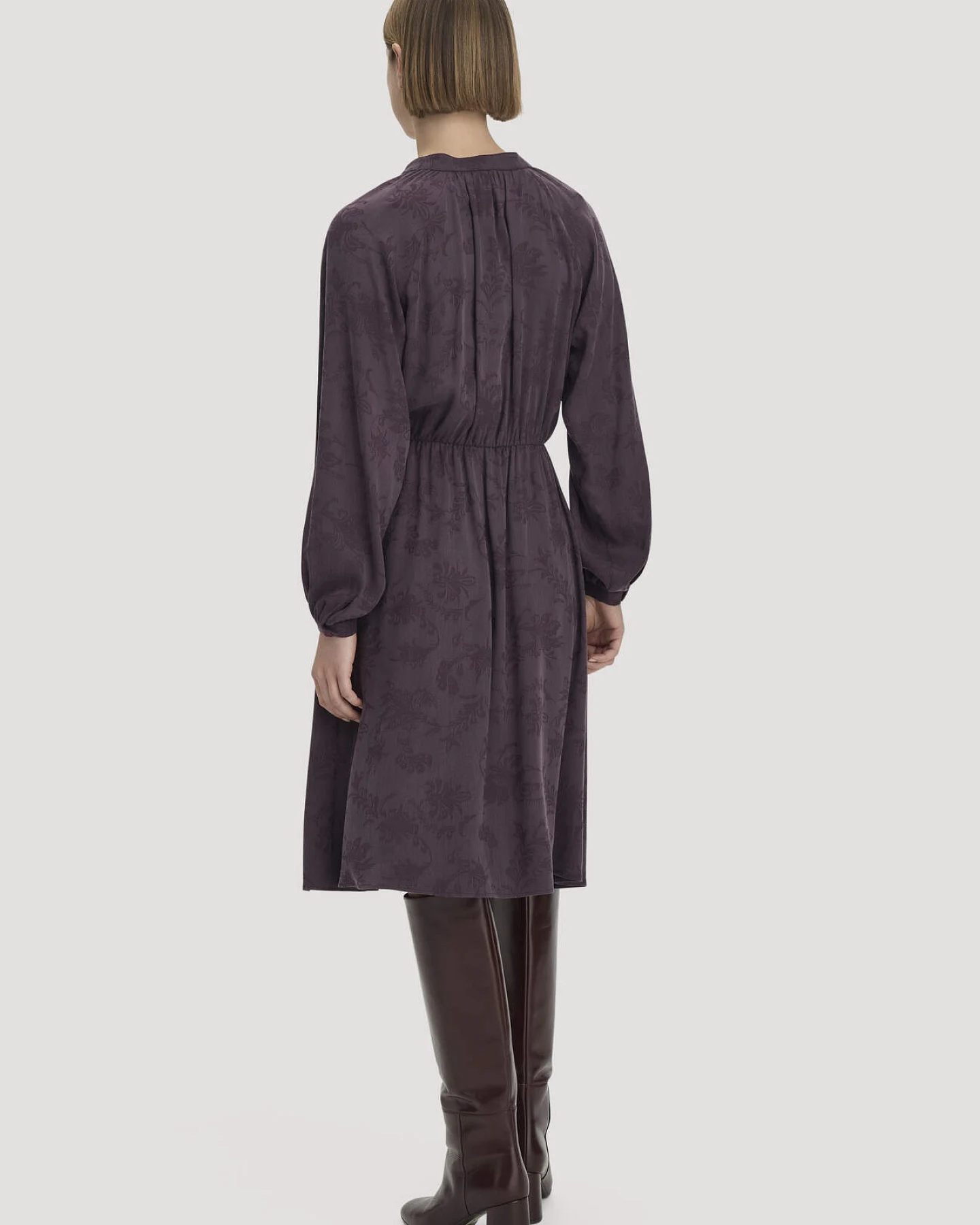 hessnatur Damen Kleid gerafft knielang aus TENCEL™ Lyocell- und LENZING™ ECOVERO™ Viskose - lila - Größe 46 – Ansicht 2