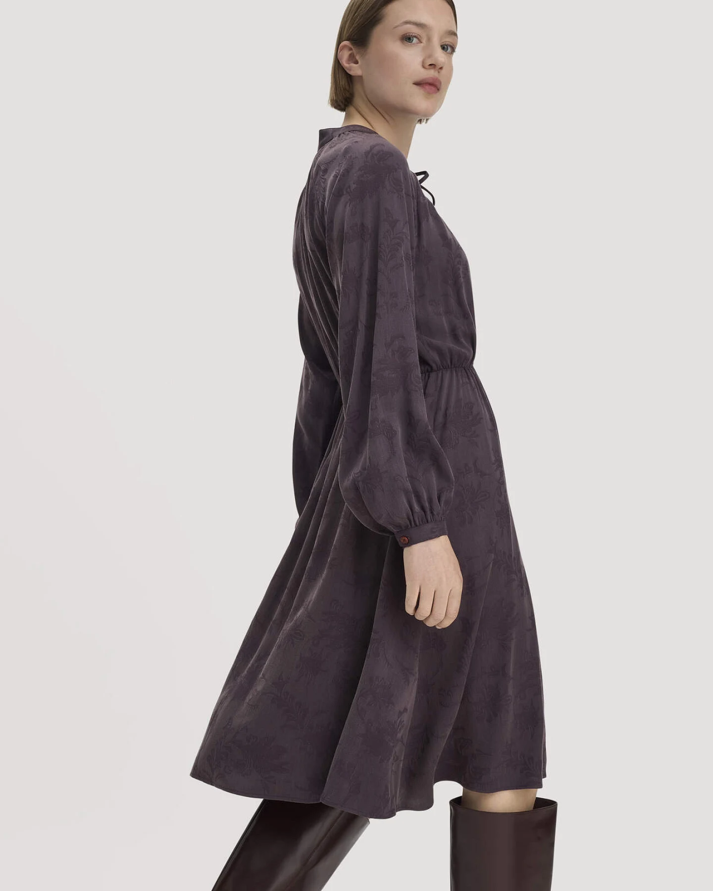 hessnatur Damen Kleid gerafft knielang aus TENCEL™ Lyocell- und LENZING™ ECOVERO™ Viskose - lila - Größe 48 – Ansicht 4