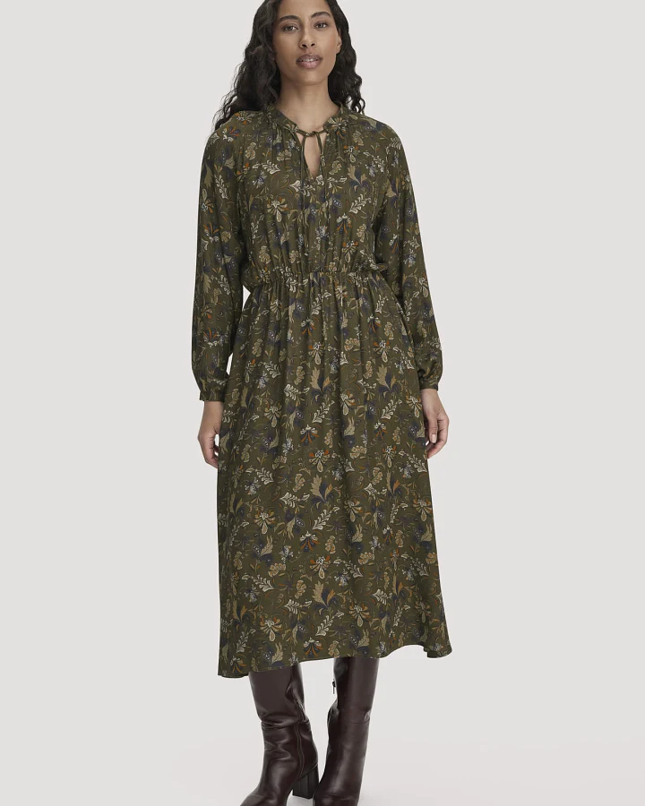 hessnatur Damen Midi Kleid Relaxed aus LENZING™ ECOVERO™ Satin - grün - Größe 34