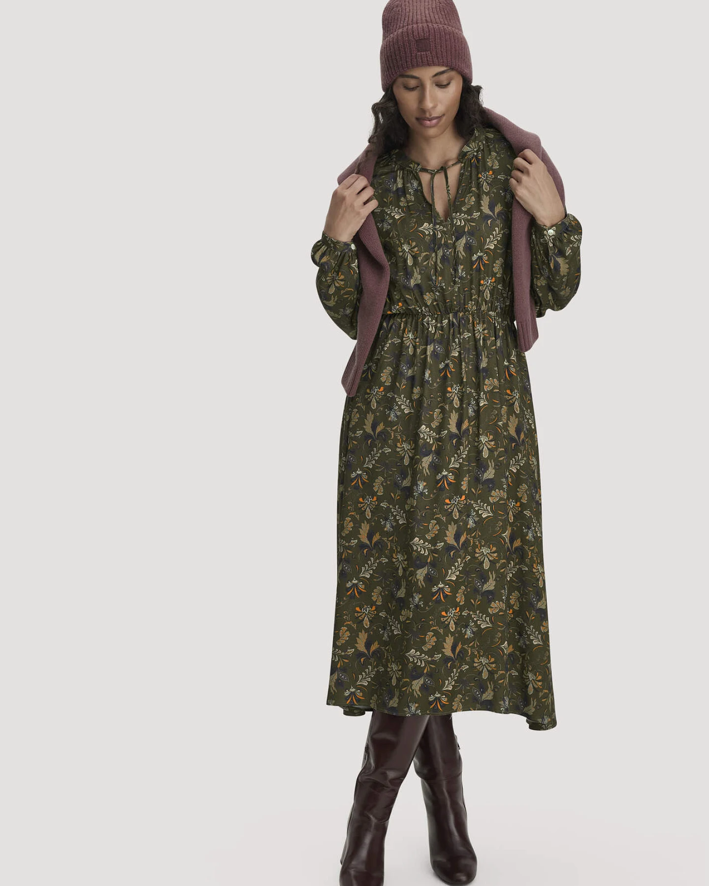hessnatur Damen Midi Kleid Relaxed aus LENZING™ ECOVERO™ Satin - grün - Größe 34 – Ansicht 4