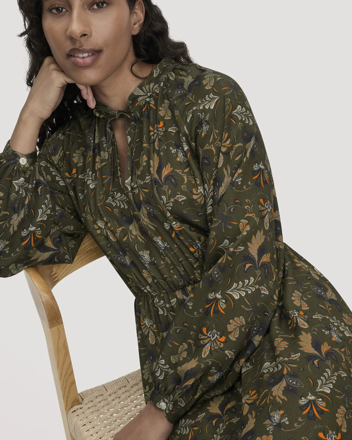 hessnatur Damen Midi Kleid Relaxed aus LENZING™ ECOVERO™ Satin - grün - Größe 44 – Ansicht 3