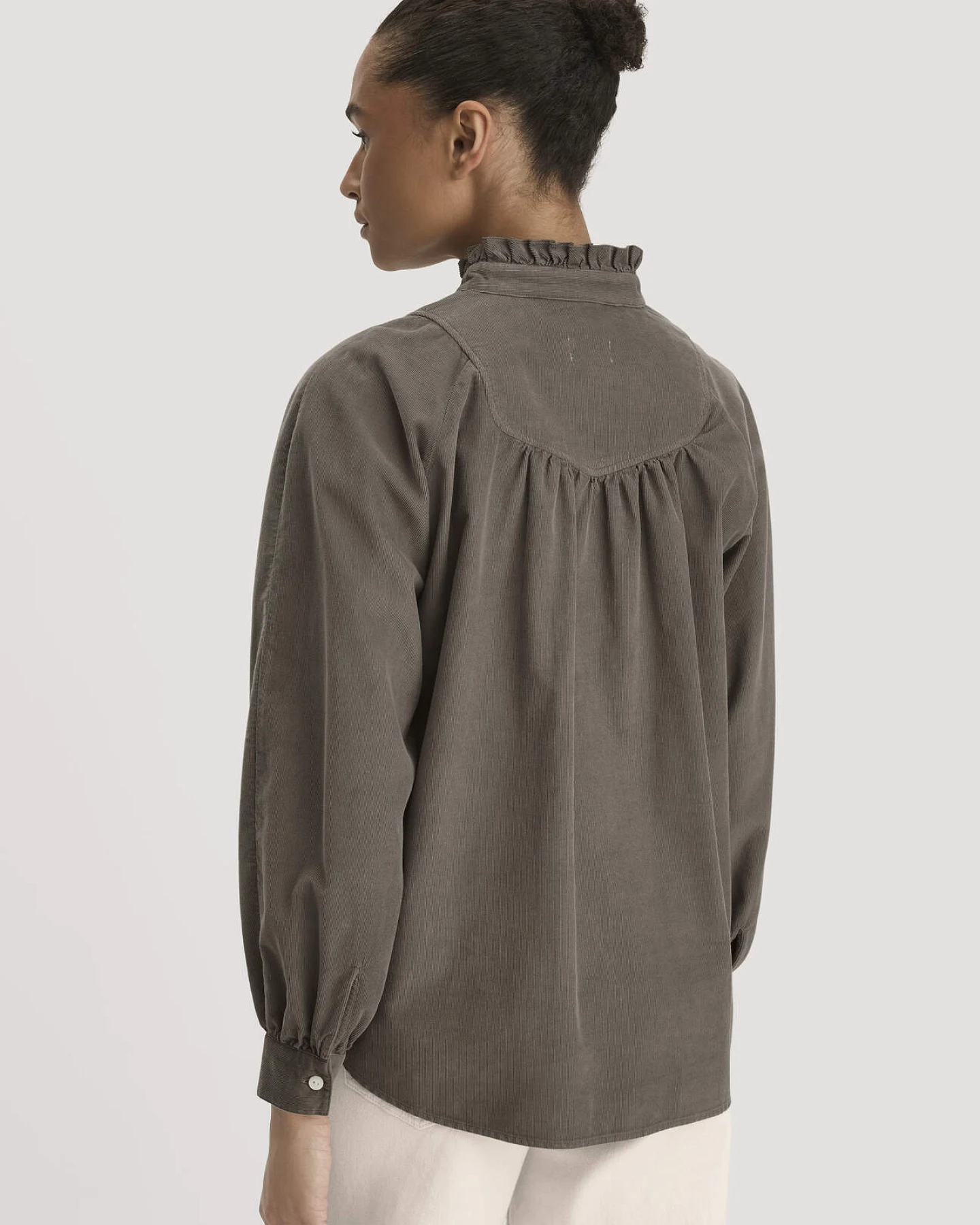 hessnatur Damen Cord-Bluse Regular aus Bio-Baumwolle - grün - Größe 34 – Ansicht 3