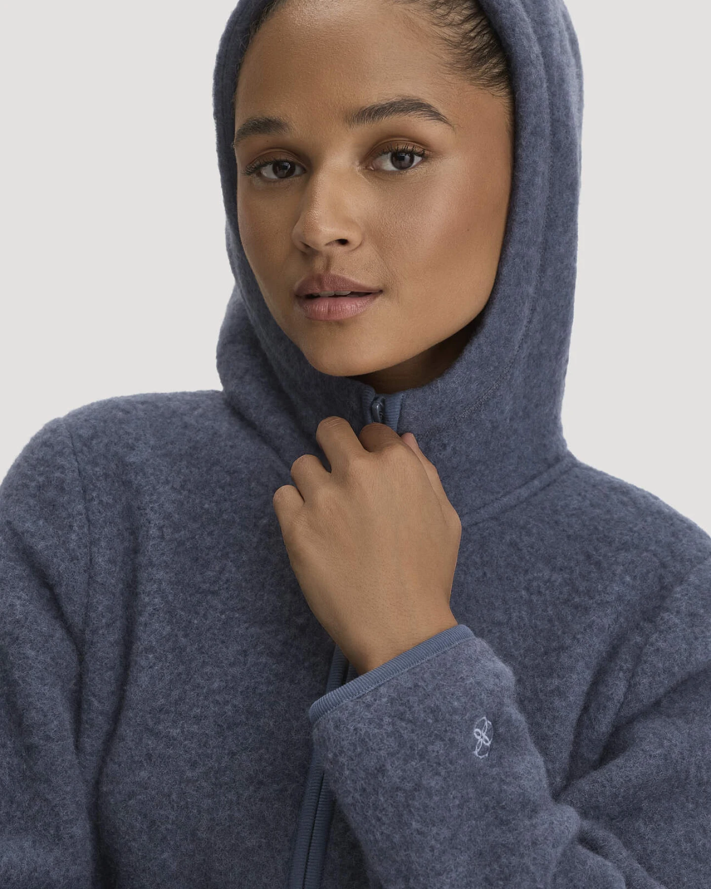 hessnatur Damen Wollfleece-Jacke mit Kapuze Regular aus Bio-Merinowolle - blau - Größe L – Ansicht 4