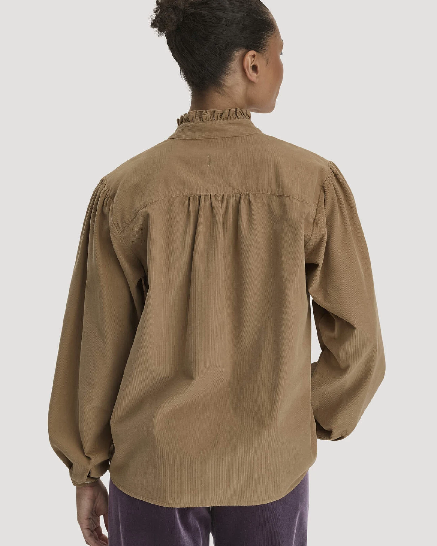 hessnatur Damen Cordbluse mit Stickerei Relaxed aus Bio-Baumwolle - braun - Größe 34 – Ansicht 3