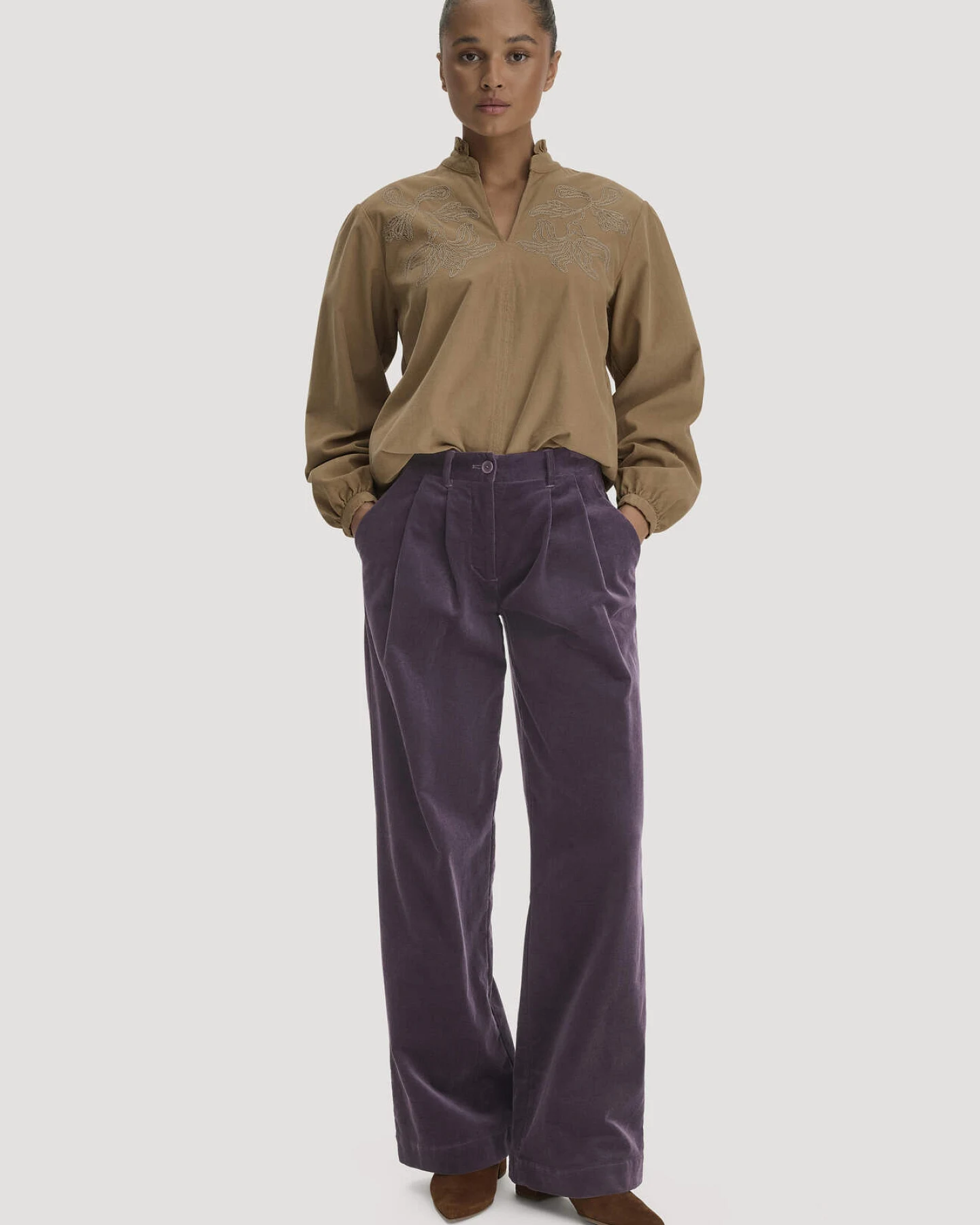 hessnatur Damen Cordbluse mit Stickerei Relaxed aus Bio-Baumwolle - braun - Größe 44 – Ansicht 2