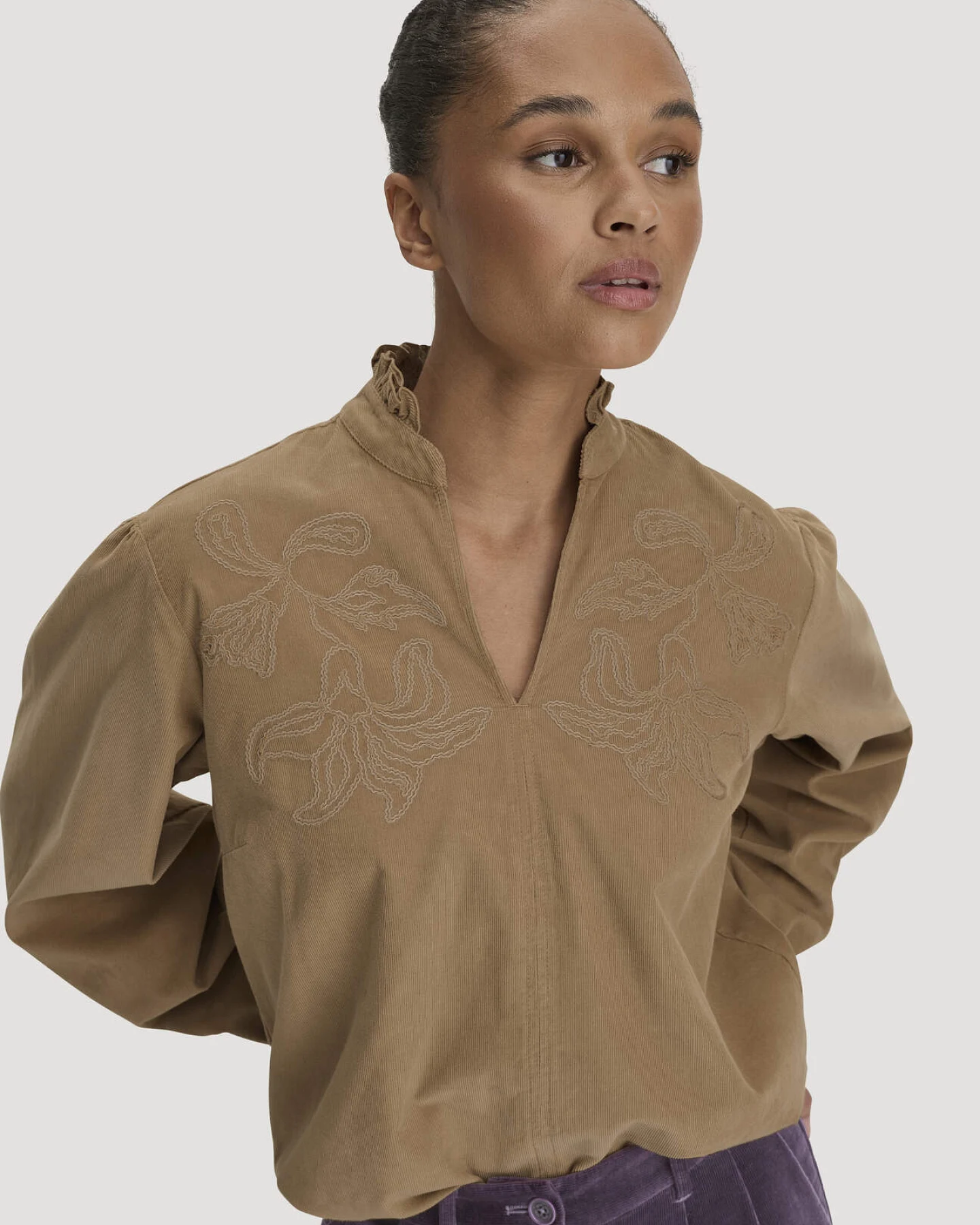 hessnatur Damen Cordbluse mit Stickerei Relaxed aus Bio-Baumwolle - braun - Größe 46 – Ansicht 4