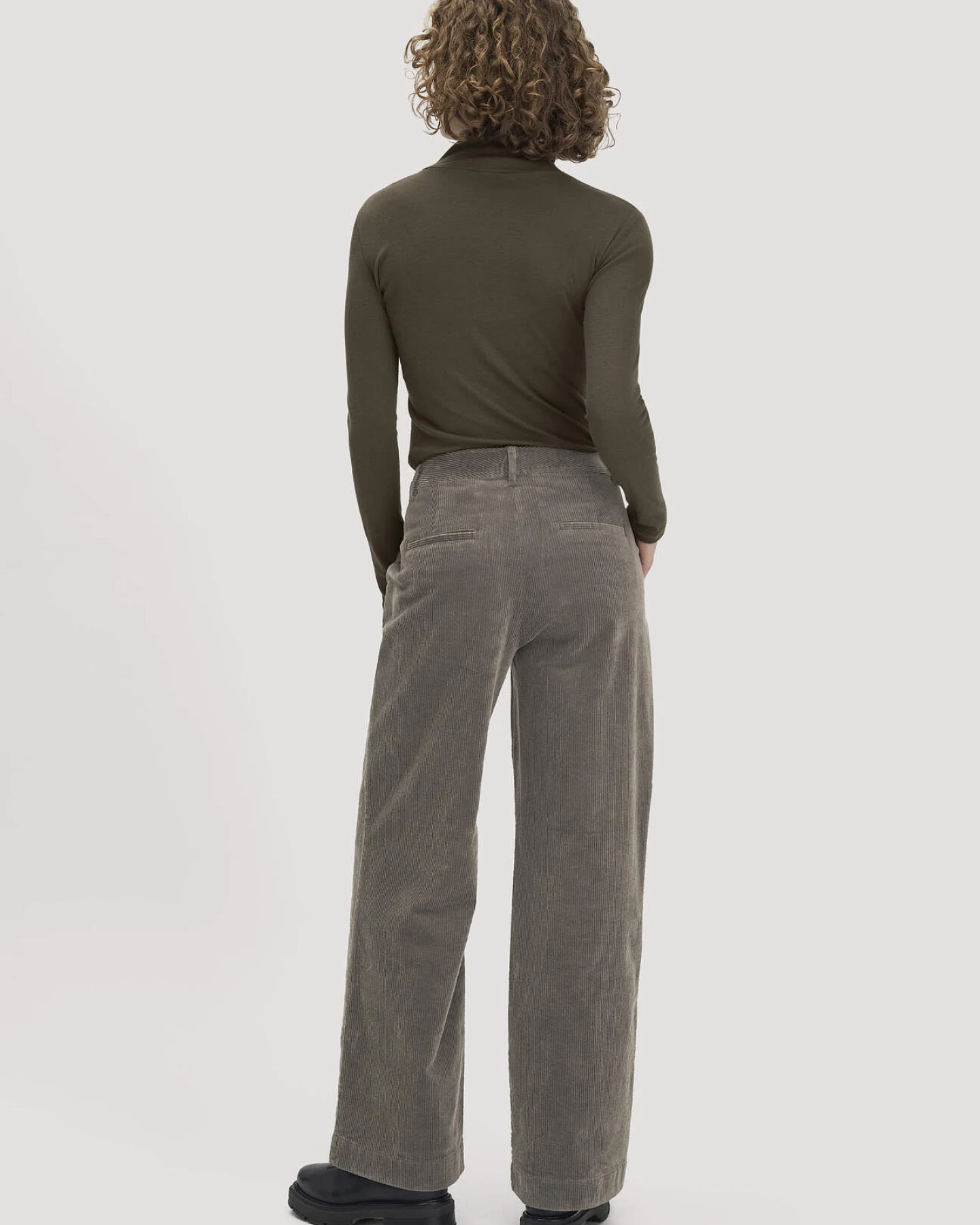 hessnatur Damen Cordhose Wide Leg Relaxed aus Bio-Baumwolle - grün - Größe 38 – Ansicht 2