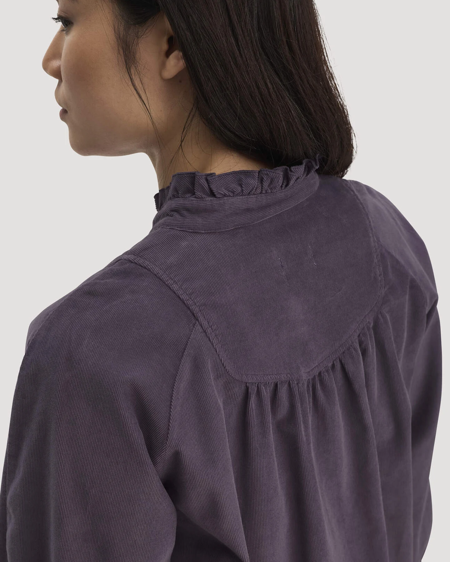 hessnatur Damen Cord-Bluse Regular aus Bio-Baumwolle - lila - Größe 48 – Ansicht 4