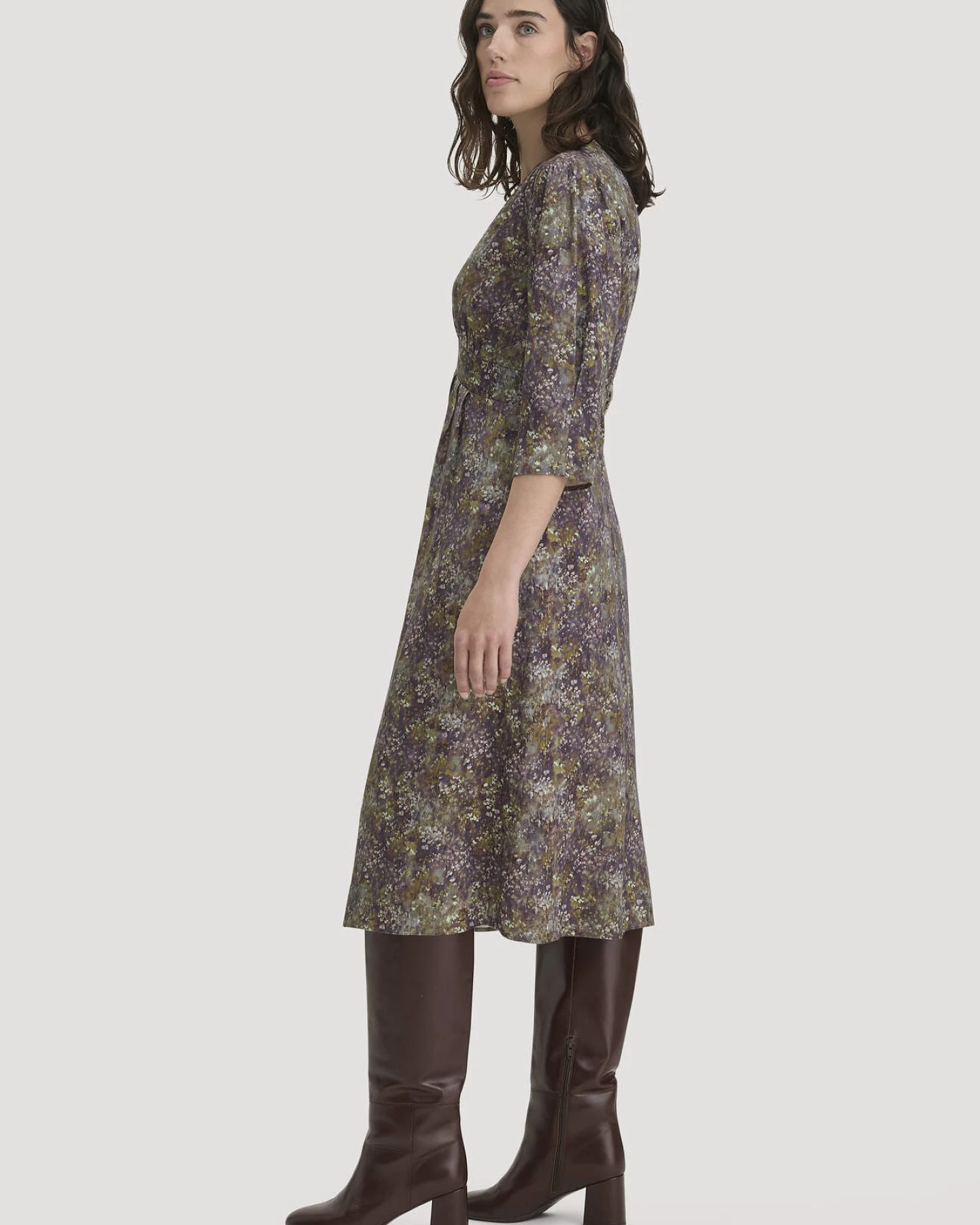 hessnatur Damen Kleid tailliert aus TENCEL™ Lyocell und LENZING™ ECOVERO™ Viskose - lila - Größe 40 – Ansicht 2