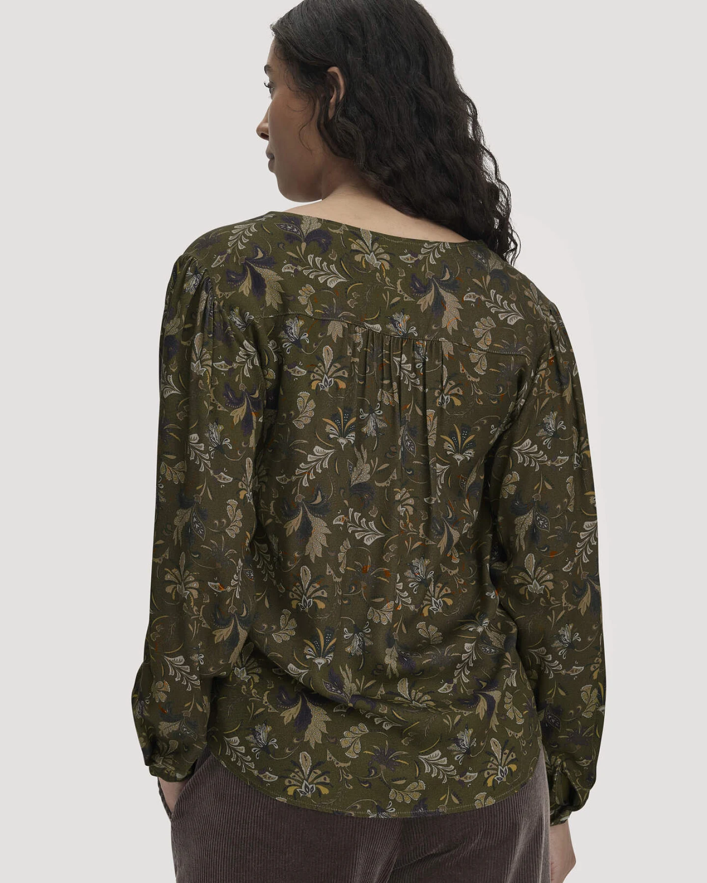 hessnatur Damen Bluse Relaxed aus LENZING™ ECOVERO™ Satin - grün - Größe 38 – Ansicht 3