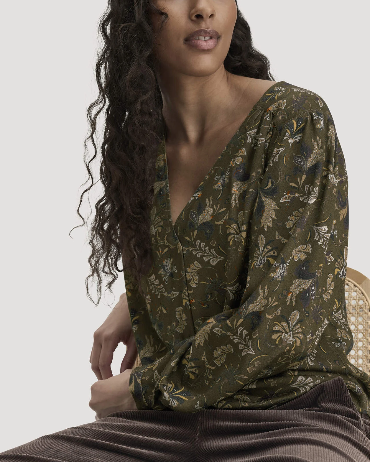 hessnatur Damen Bluse Relaxed aus LENZING™ ECOVERO™ Satin - grün - Größe 48 – Ansicht 4