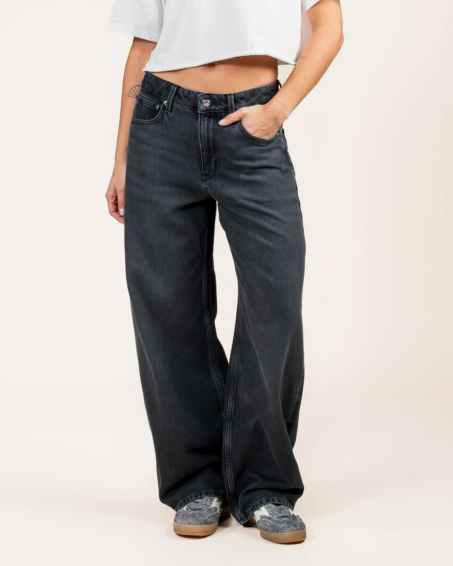 Kuyichi Damen vegan Jeans Lucy Loose Washed Schwarz – Ansicht 2